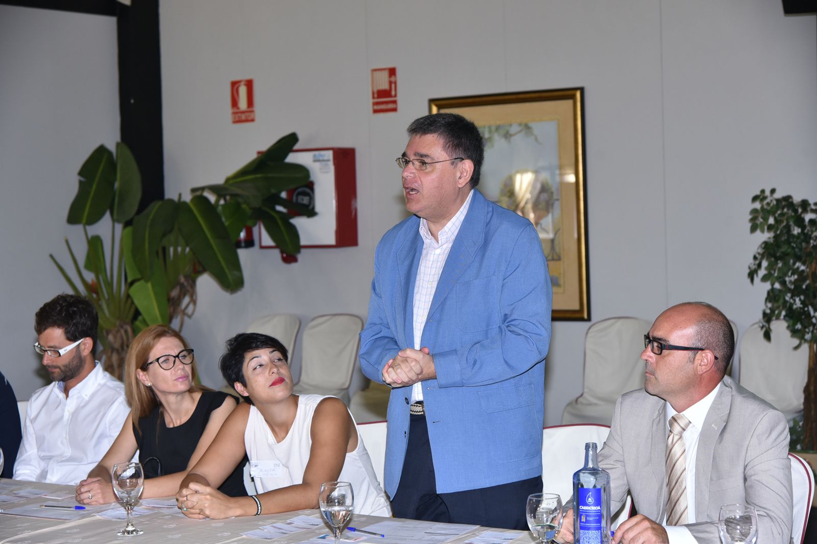 Alfonso Vargas-Sánchez se dirige a los asistentes a una reunión.