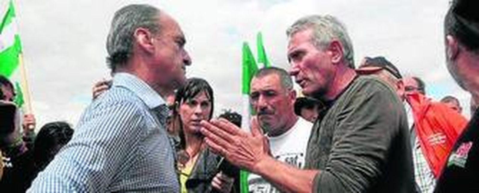Conde y Cañamero, ayer, durante la ocupación de Los Carrizos.