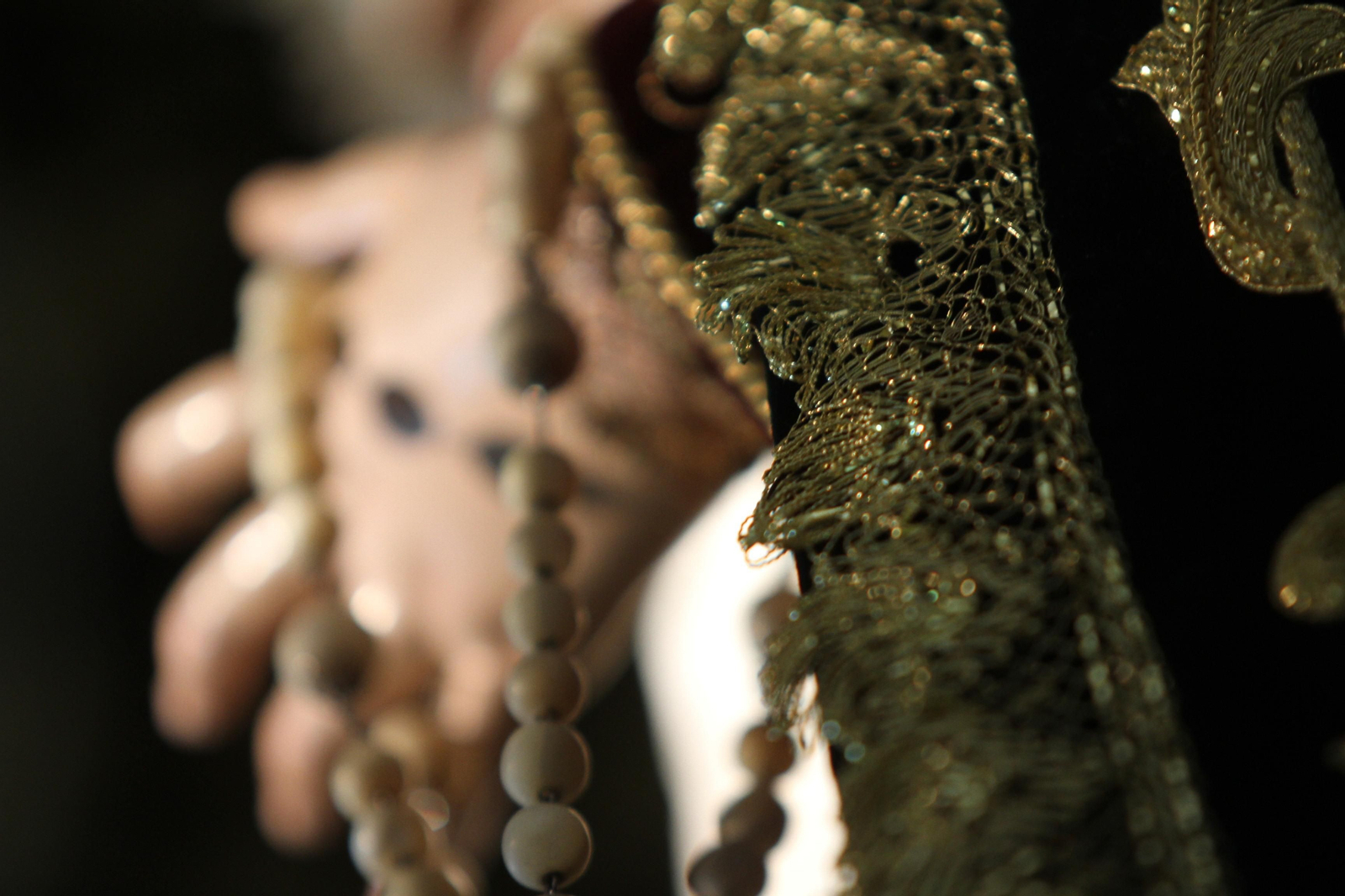 Preparativos de la Virgen del Rocío y la Esperanza de la Hermandad del Calvario
