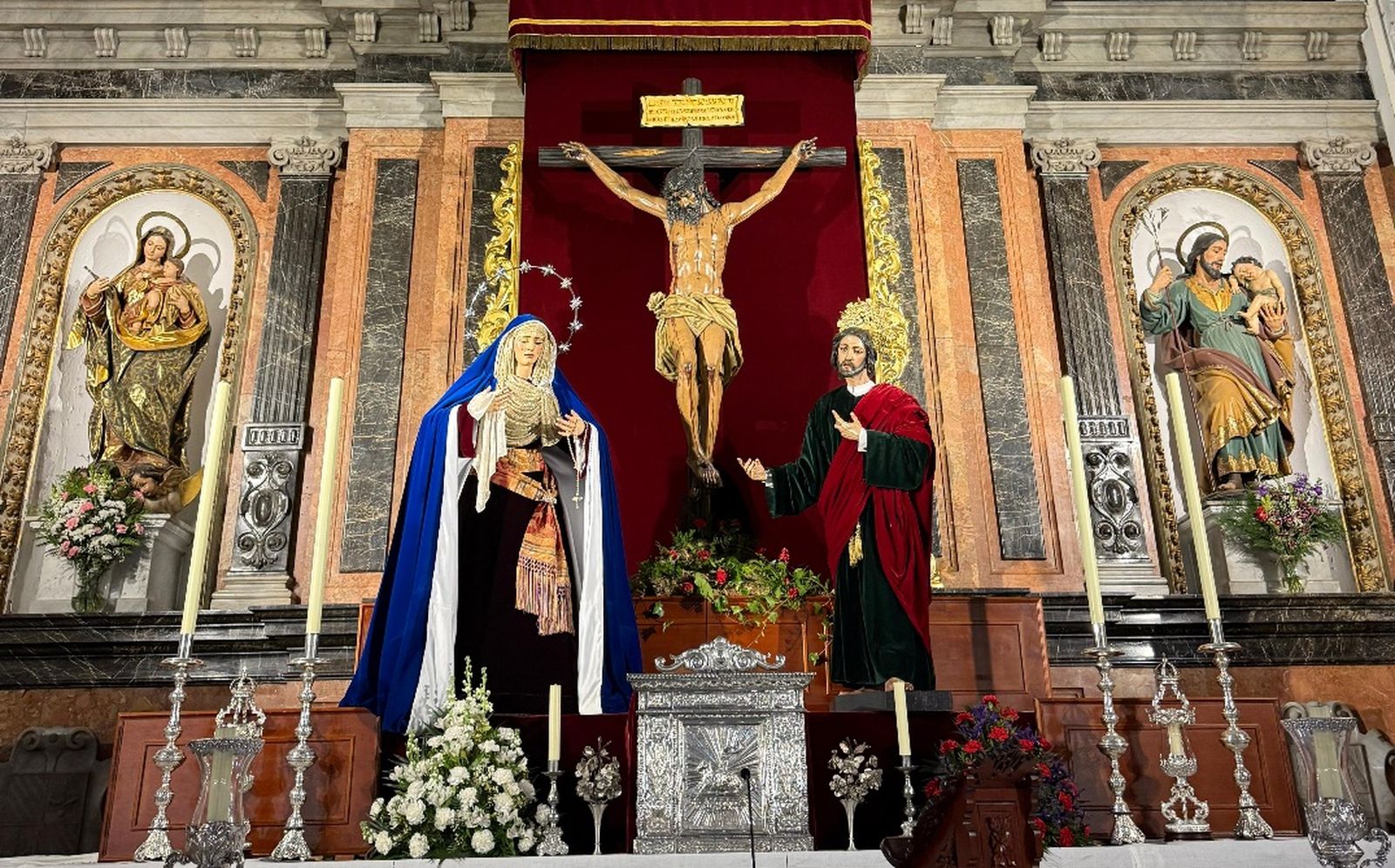 Las imágenes titulares ocupan el altar mayor a la espera del quinario