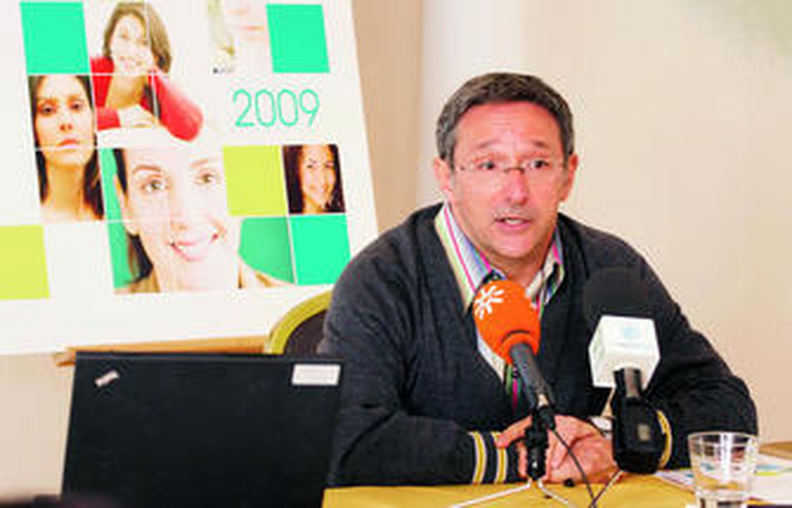 José Luis Dueñas, ayer, en la presentación de la encuesta.