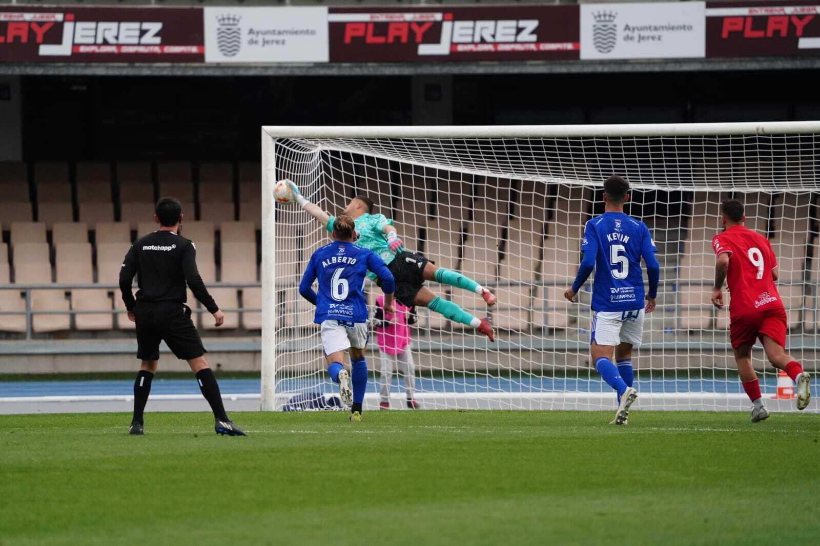 César, titular en lugar de Satoca, no pudo alcanzar el lanzamiento de Moyano que supuso el 0-1.