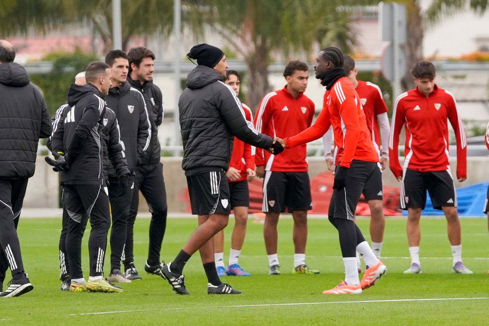 Rubén Martínez saluda a Nianzou en el entrenamiento del viernes.