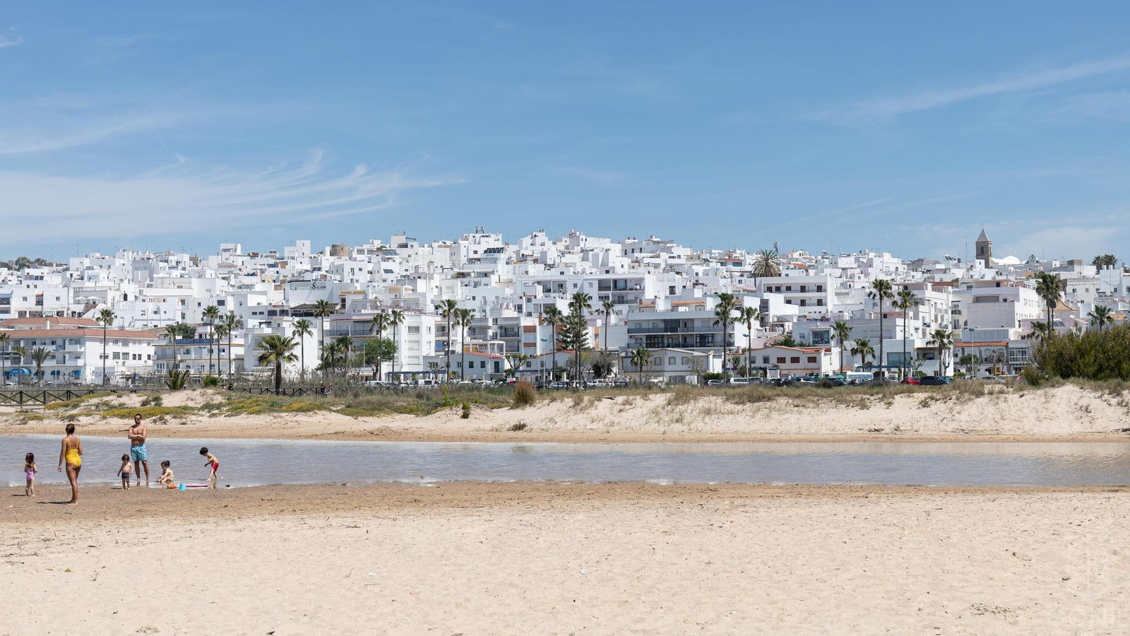 Vistas de Conil desde la playa de Los Bateles