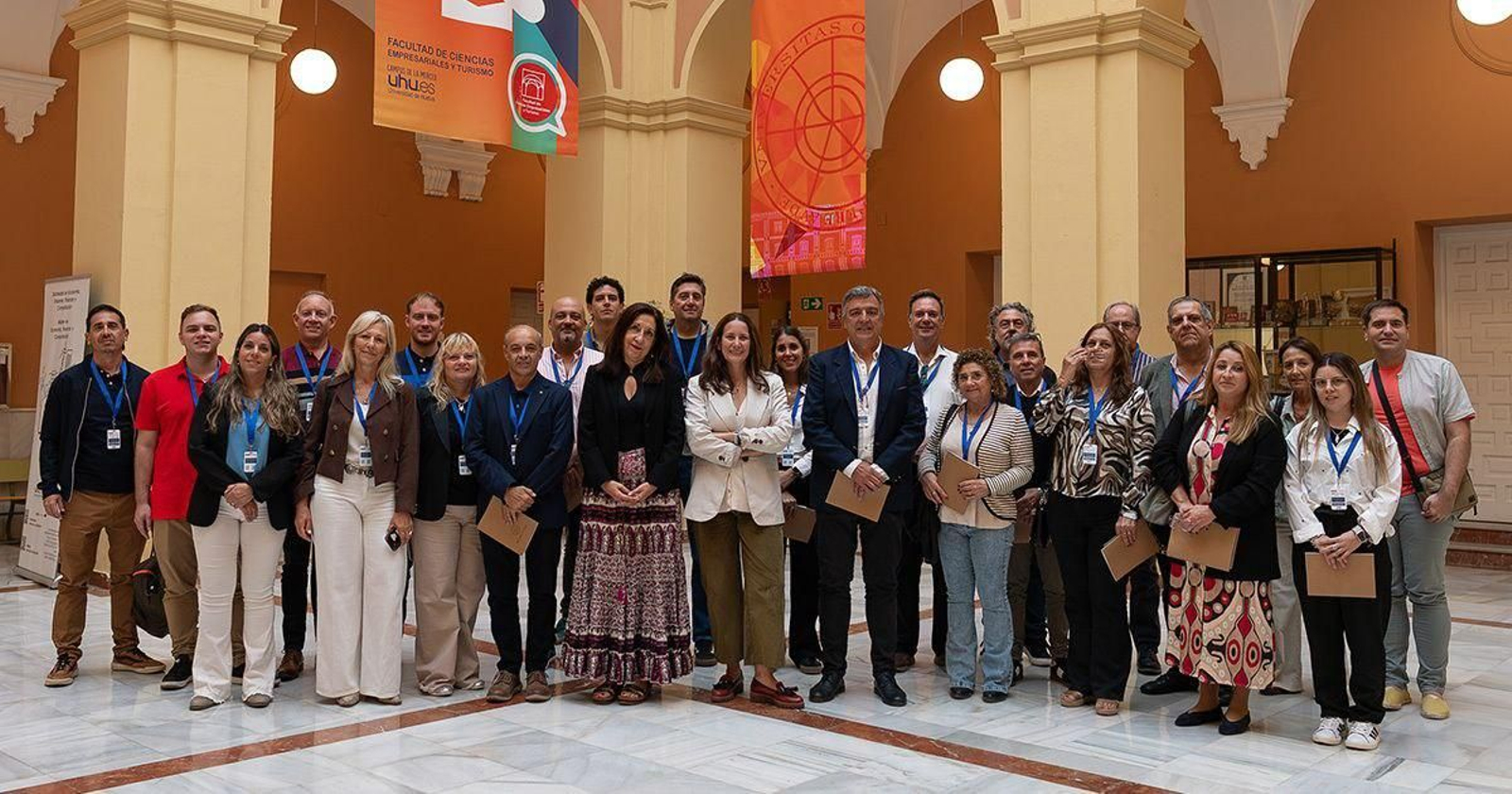 Foto de familia en la presentación de la microcredencial.