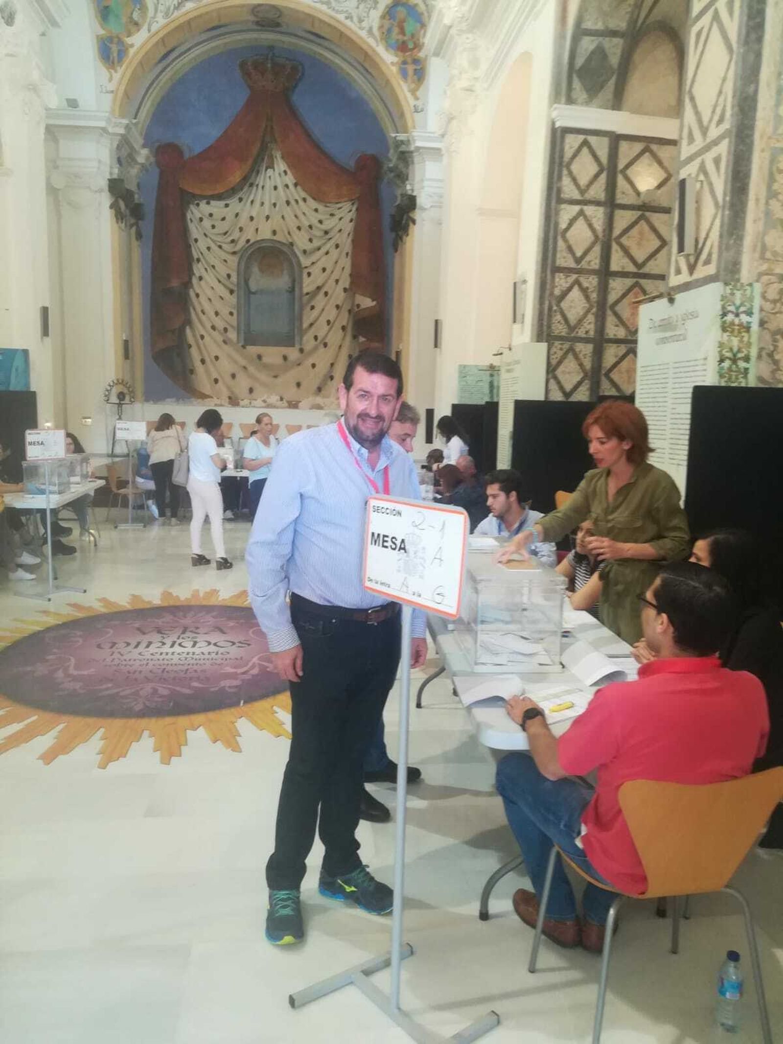 Martín Gerez, candidato del PSOE de Vera, el pasado domingo votando.