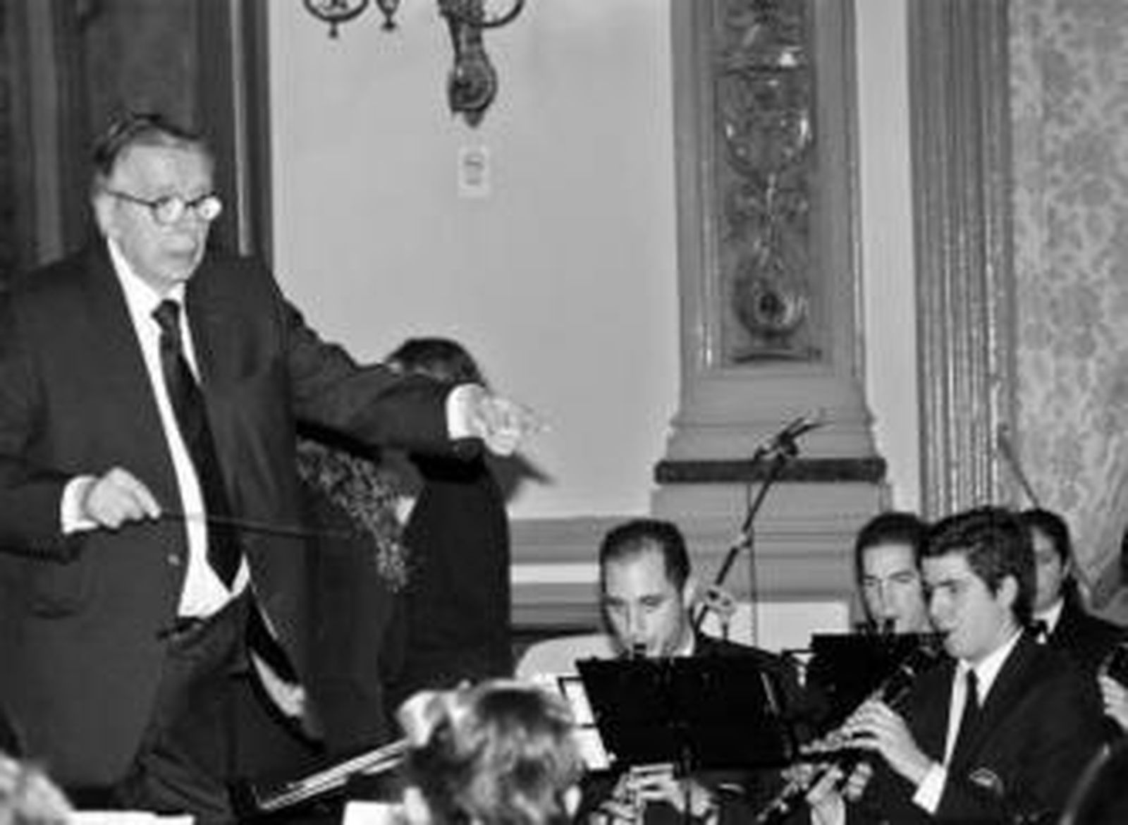 José de la Vega -a la izquierda- recibe de manos de Manuel Herreros la batuta de plata.