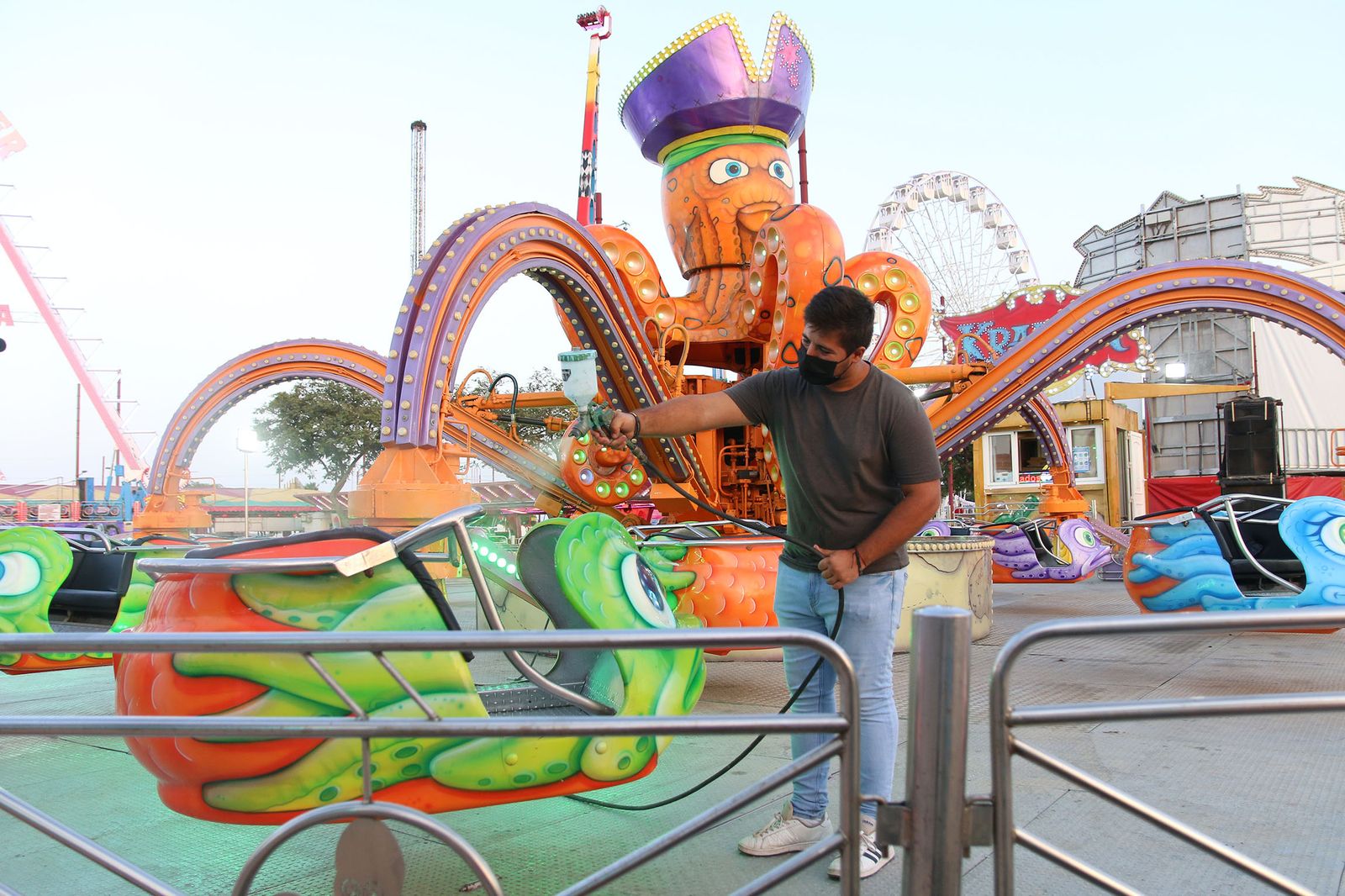 Primer día de cacharricos en una reducida Feria de Almería 2021