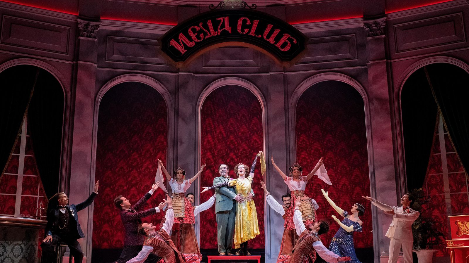 Final de la escena que tiene lugar en un cabaret de París