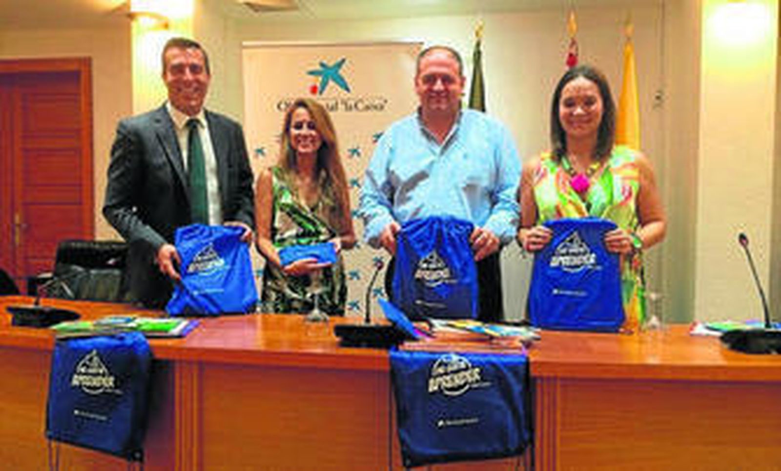 Imagen de la entrega de los kits escolares en Los Barrios.