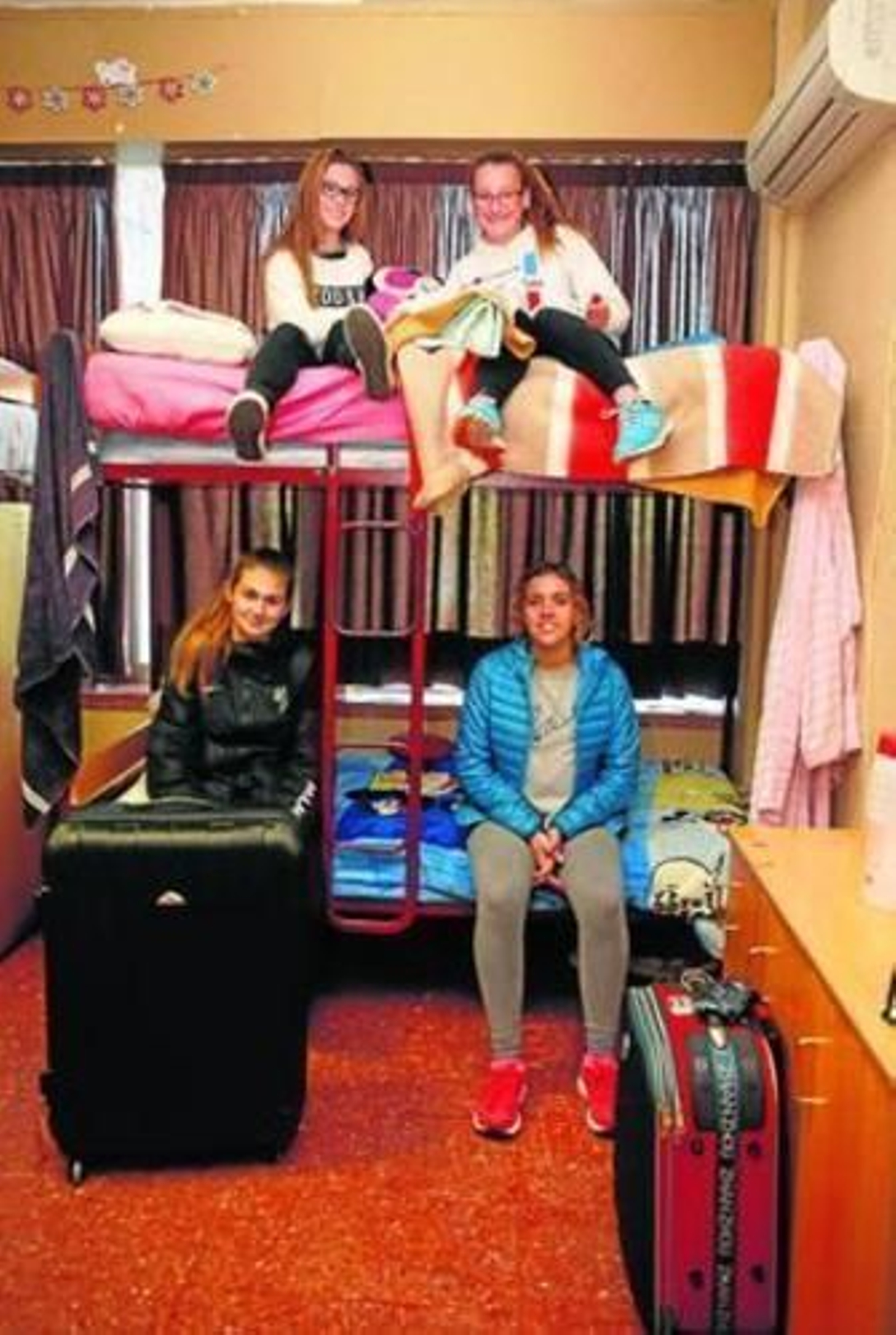 Futbolistas y acróbatas en una de las habitaciones de la Residencia Andalucía.