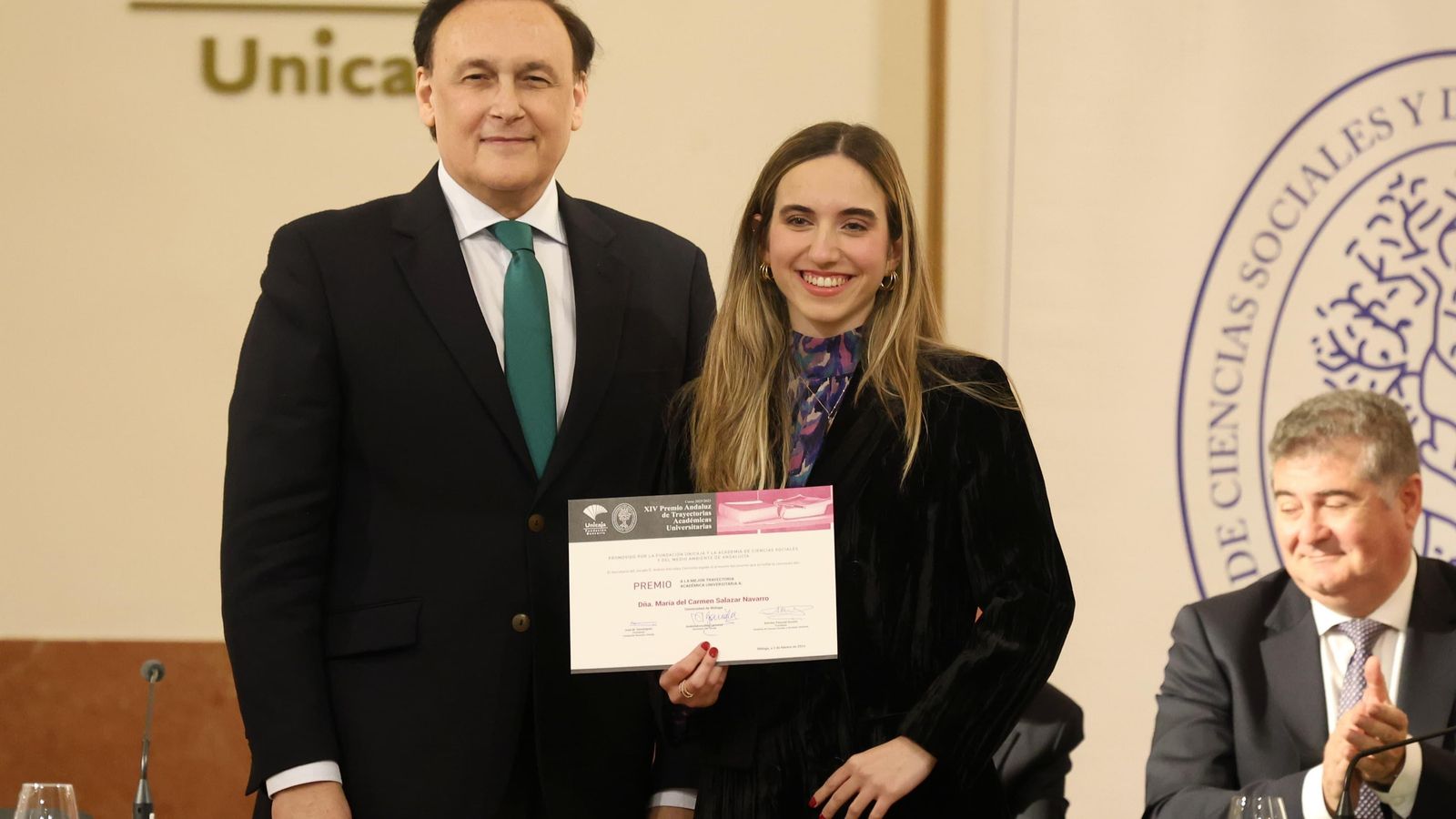 María del Carmen Salazar Navarro recogiendo el Premio Andaluz a la Mejor Trayectoria Académica Universitaria.