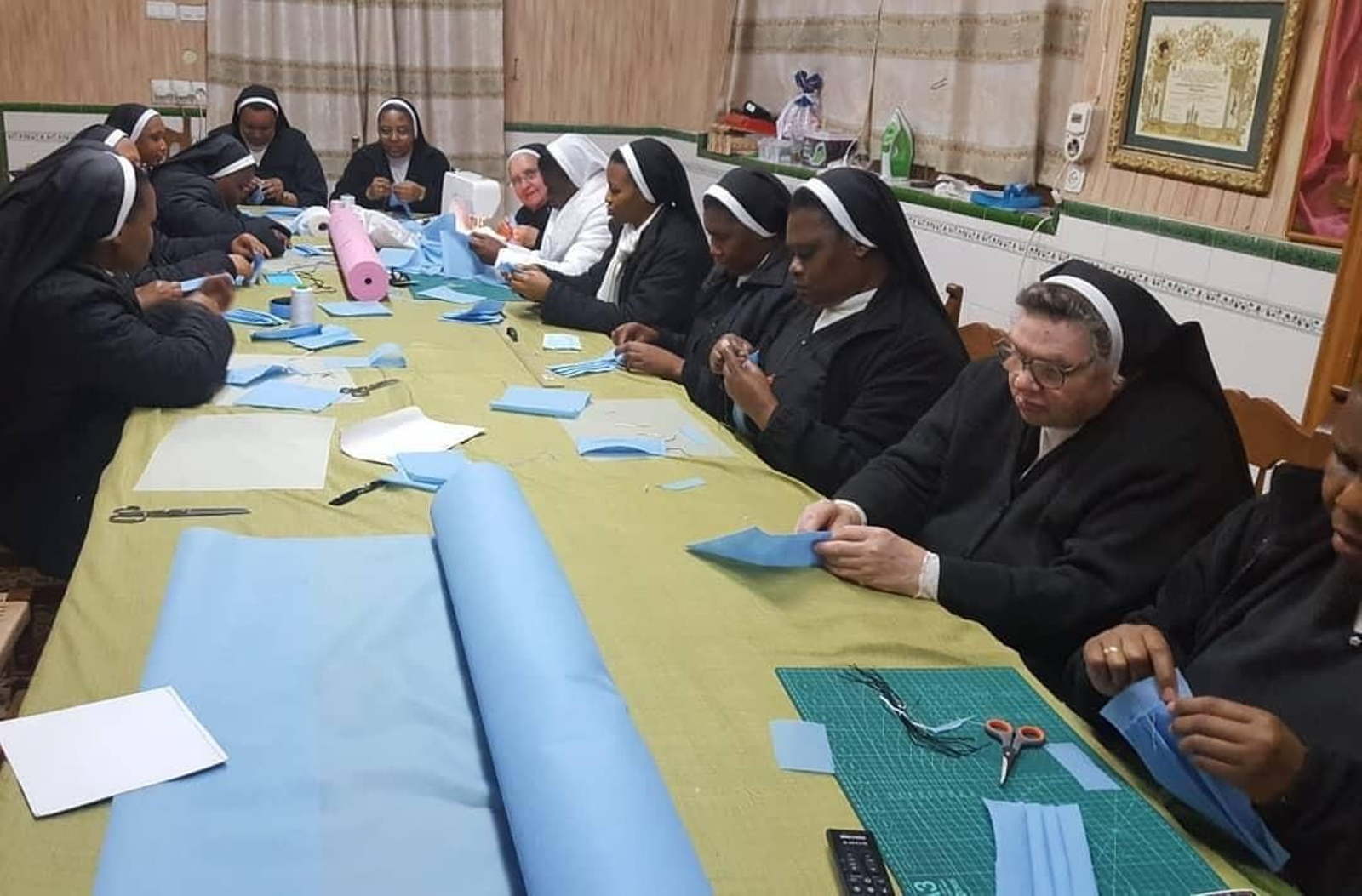 Las monjas de San Leandro dejan las yemas y fabrican mascarillas para los sanitarios.