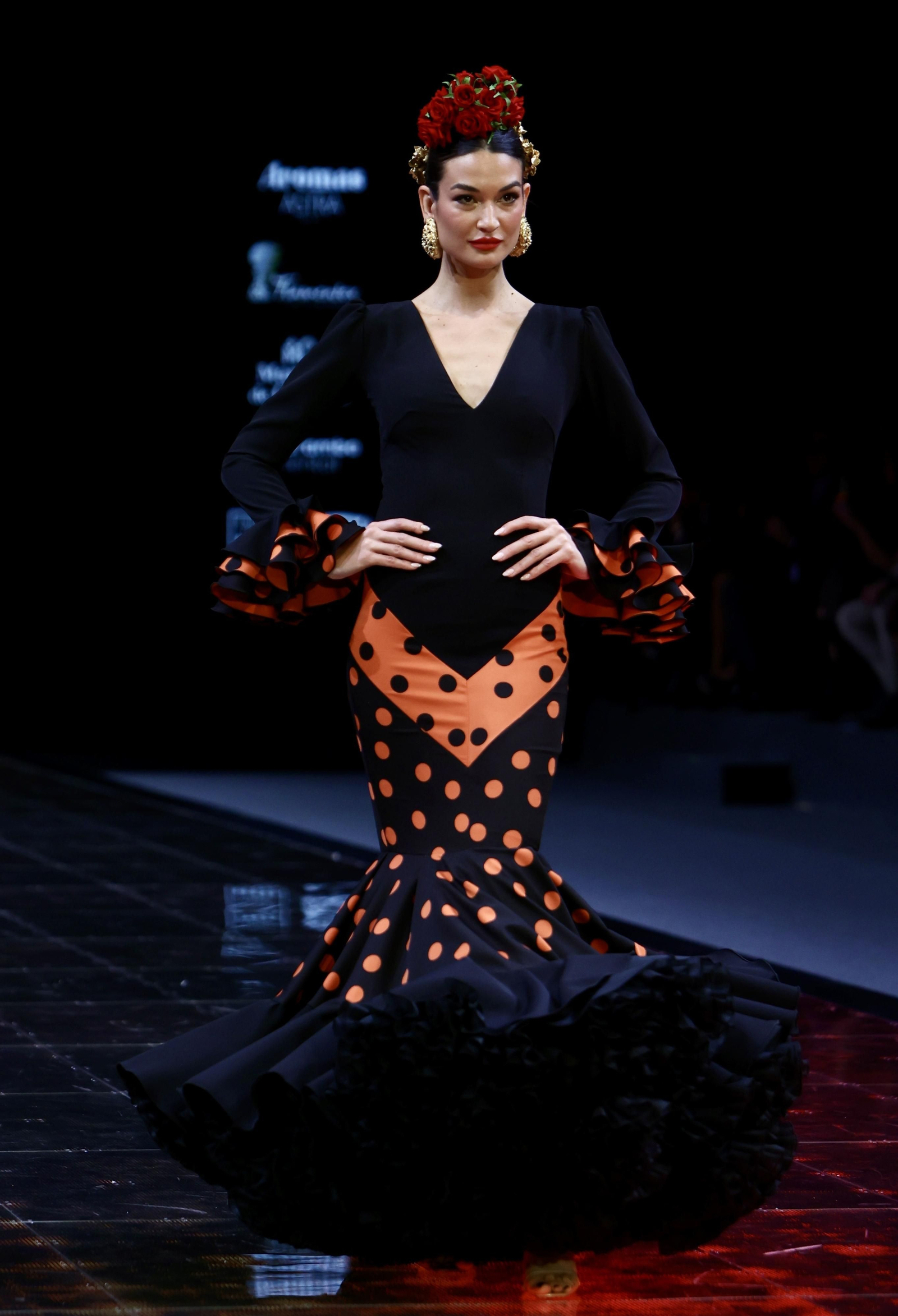 Desfile de Rosa Pedroche en SIMOF, todas las fotos