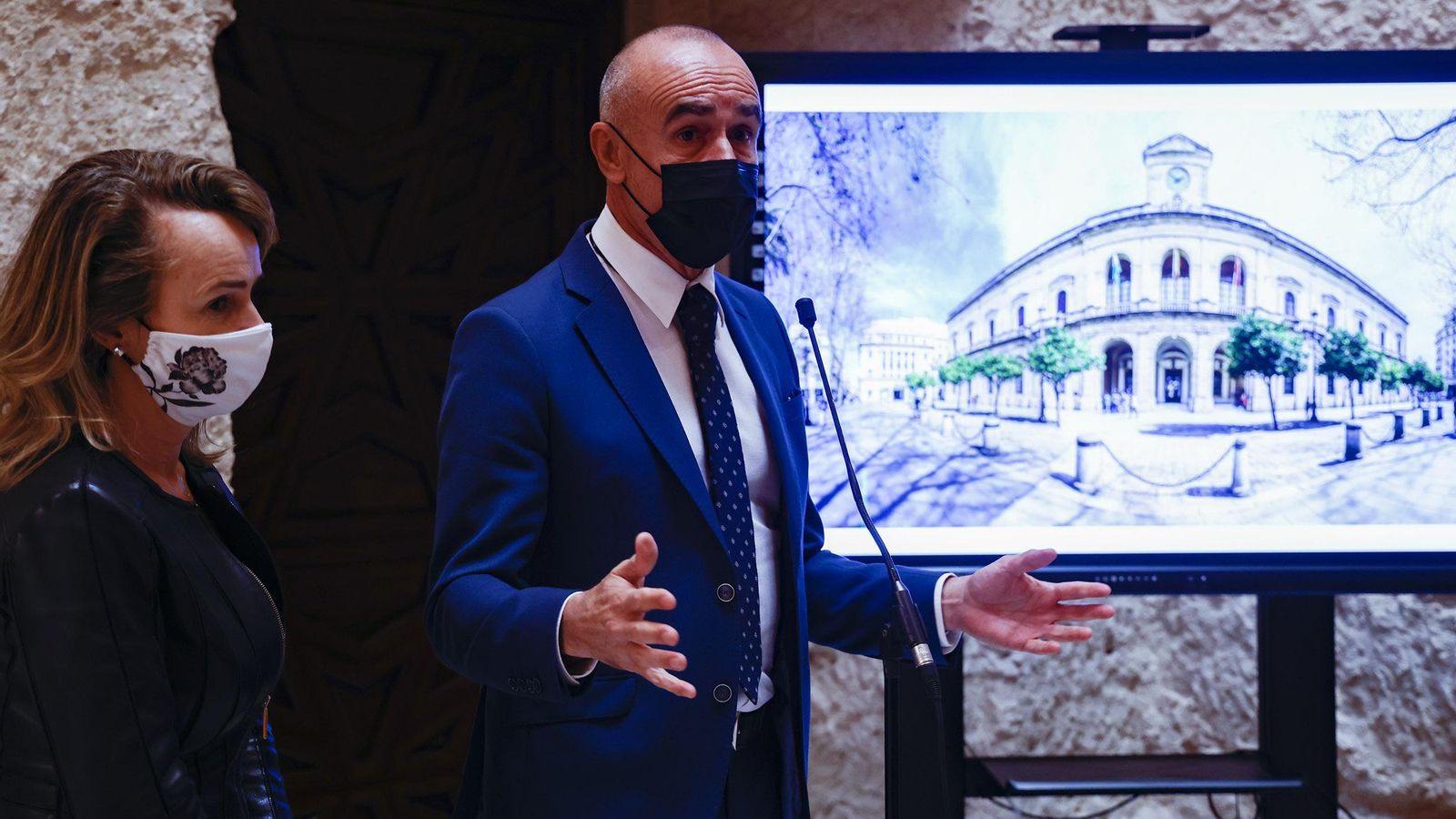 Antonio Muñoz y Lola Robador durante la presentación de los trabajos.