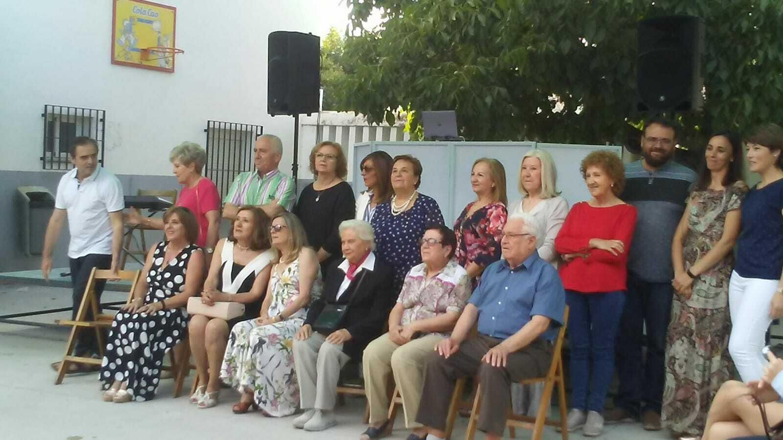 Algunos de los maestros que han pasado por El Chaparral en la fiesta de despedida del antiguo colegio