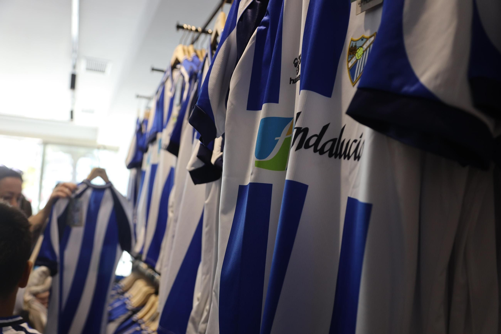 Alto ritmo de ventas en la tienda del Málaga CF por la camiseta retro: "La necesito"