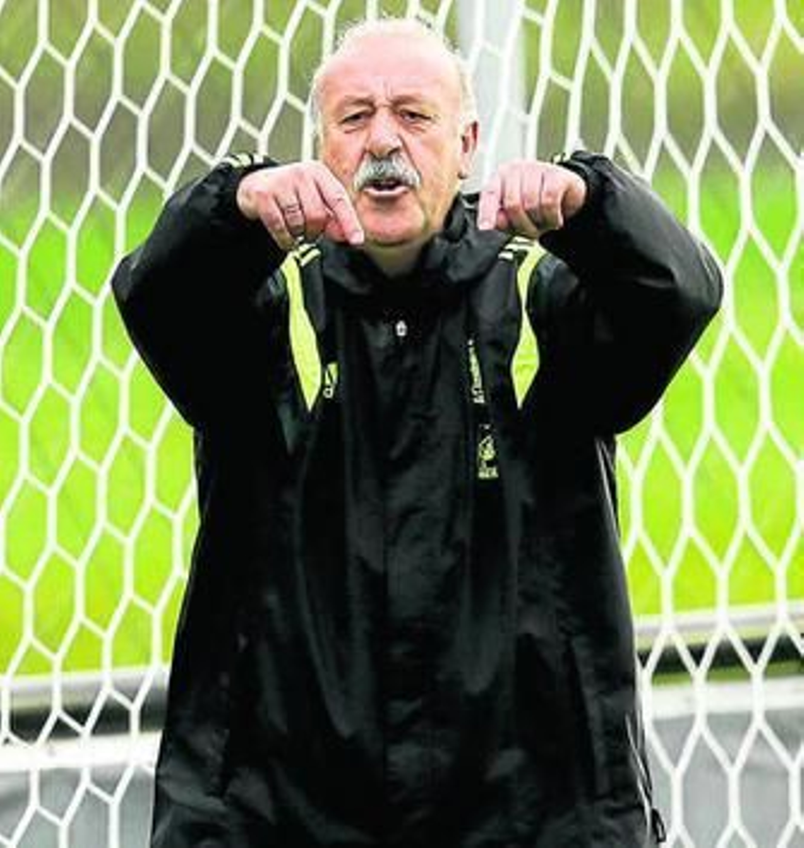 Vicente del Bosque da instrucciones durante un entrenamiento.