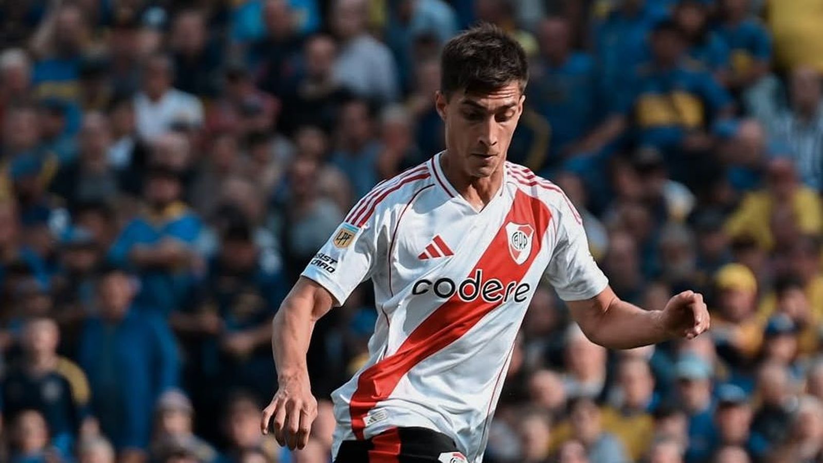 Federico Gattoni controla un balón con River Plate.