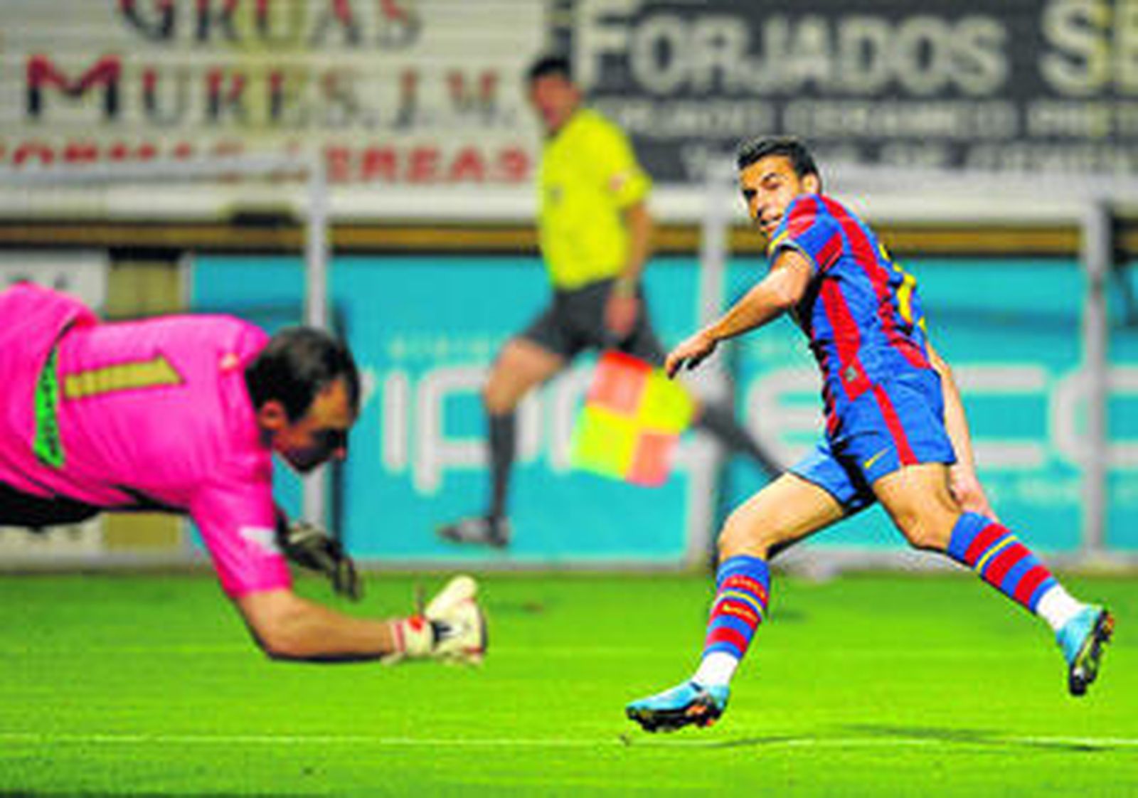 Pedro observa la dirección del balón tras golpearlo en el segundo gol de los azulgrana en León.