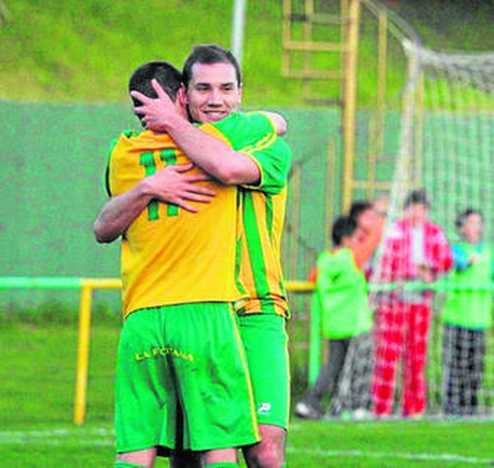 Guti se abraza con un compañero.