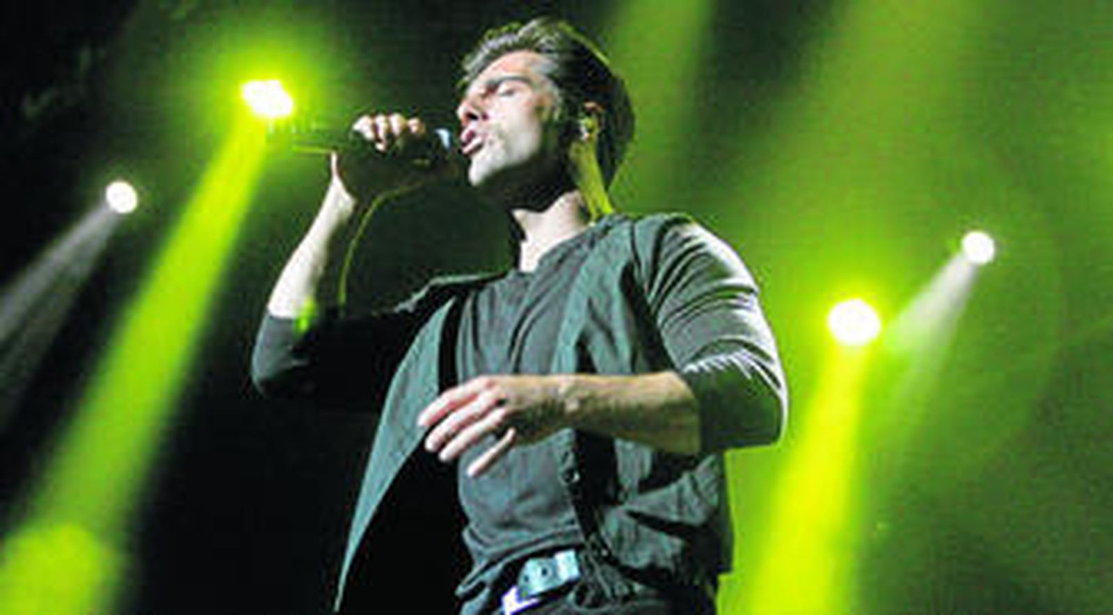 David Bustamante entona uno de los temas de su repertorio, ayer en La Línea.