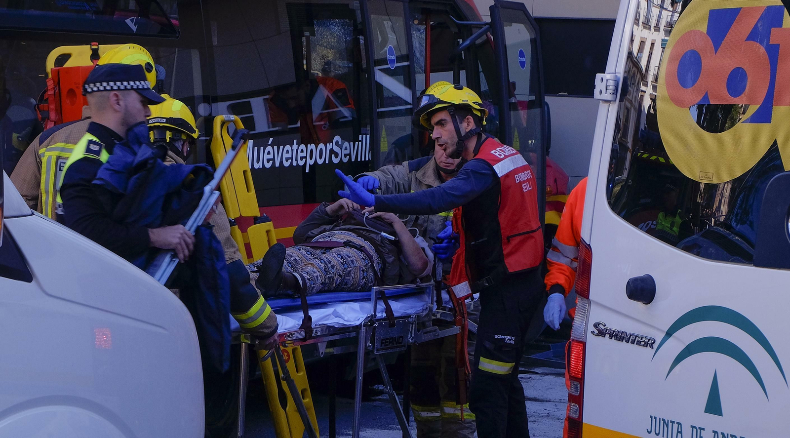 Imágenes del accidente de un microbús de Tussam en la Campana