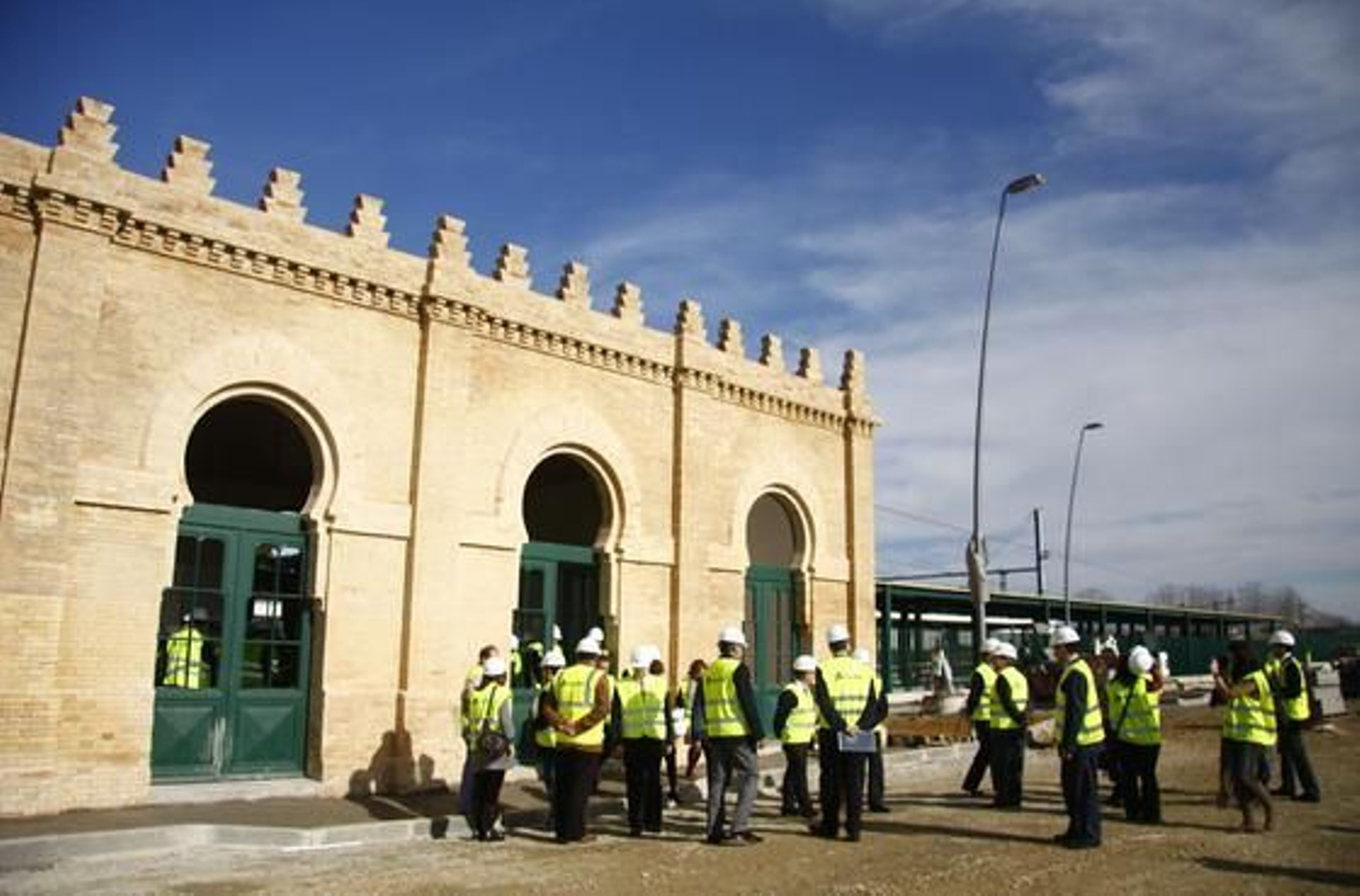 Las autoridades visitan el estado de la estación de cercanías de Villanueva del Ariscal.

Foto: José Ángel García