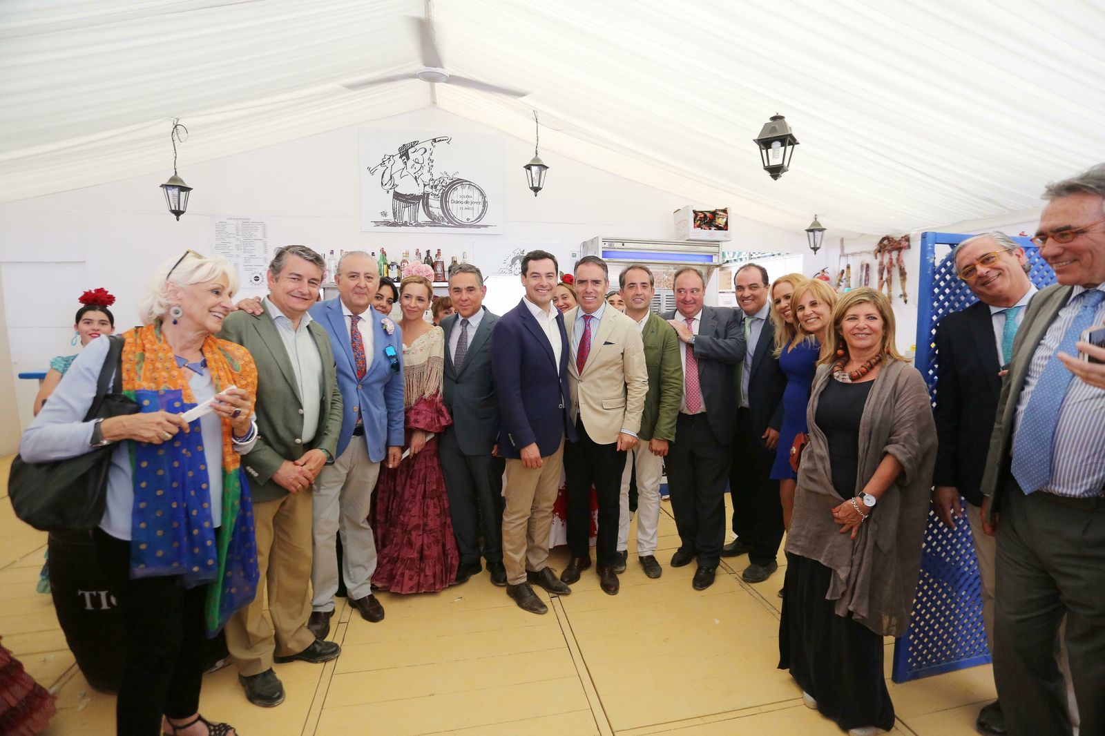 El presidente de la Junta, Juanma Moreno, junto a Joaquín Joly Martínez de Salazar, Antonio Sanz, Antonio Saldaña, Teófila Martínez, Rafael Navas, Tomás Valiente, David Fernández, Paco Soto, María José García-Pelayo, Isabel Paredes, Javier Durá, entre otros, ayer en la caseta de Diario de Jerez.