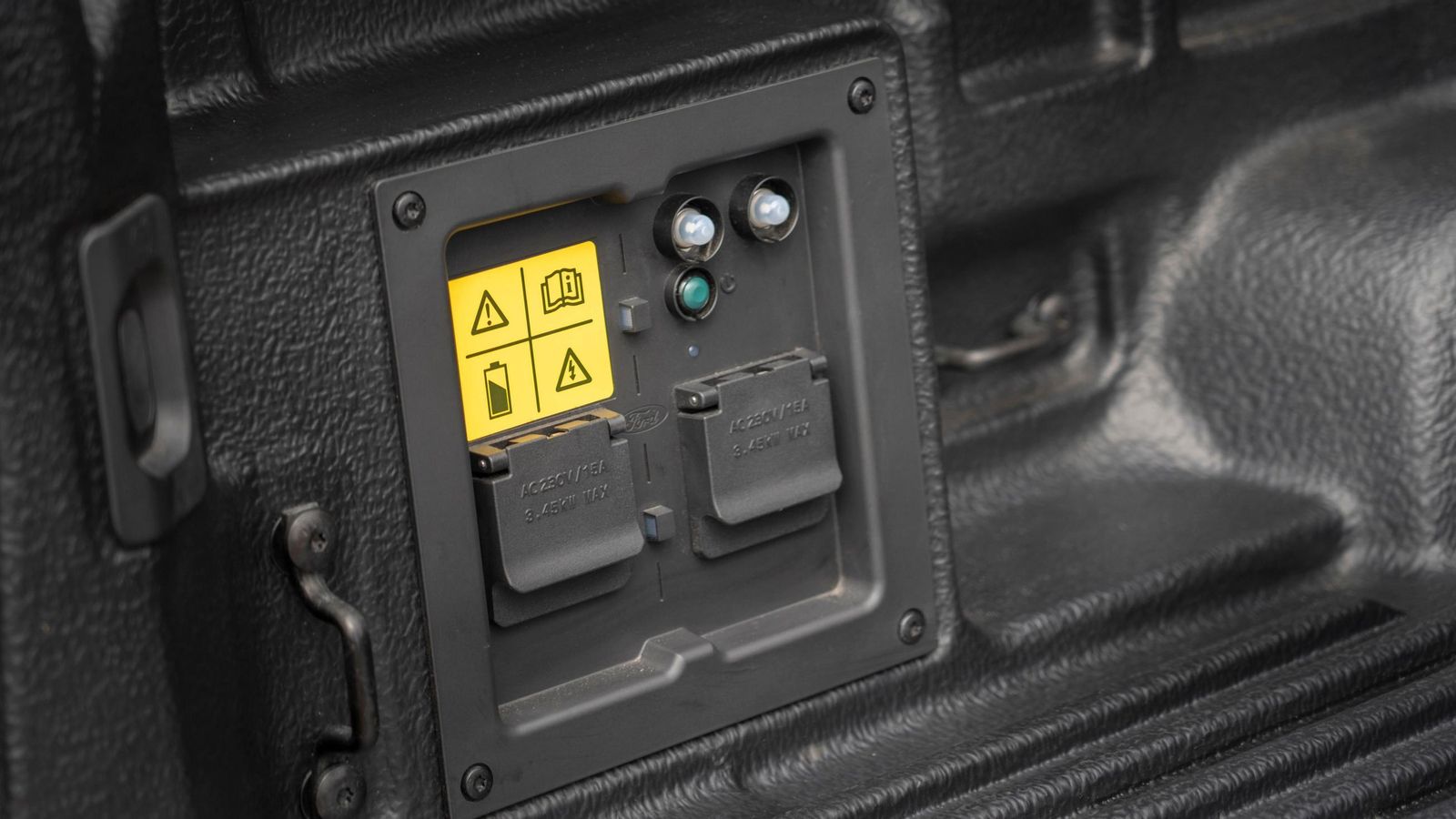 Una de las particularidades de este Ranger es el sistema Pro Power Onboard que permite disponer de la energía de la batería para usos industriales, por ejemplo. Una de las particularidades de este Ranger es el sistema Pro Power Onboard que permite disponer de la energía de la batería para usos industriales, por ejemplo.