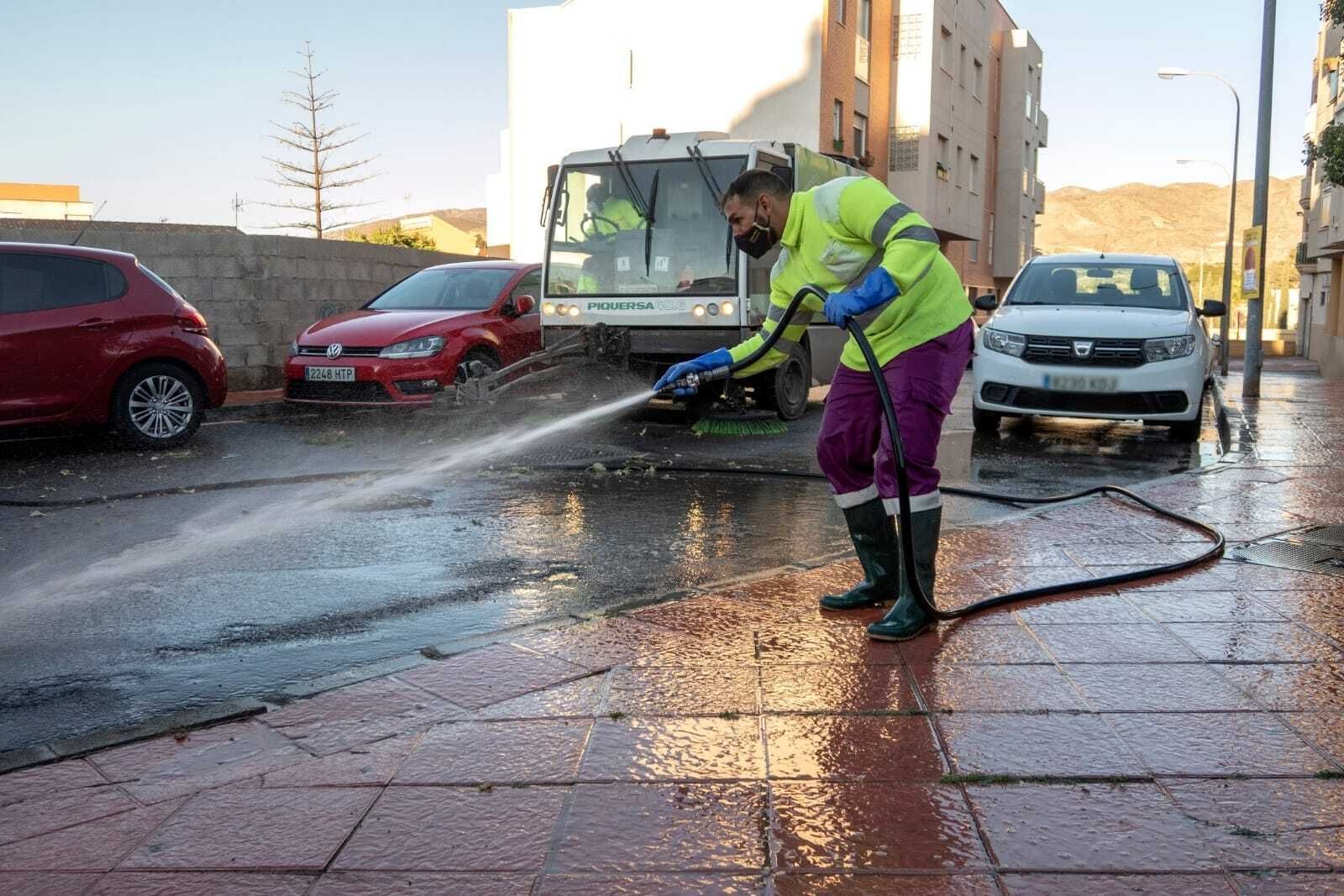 Trabajos de limpieza intensiva en Torrecárdenas