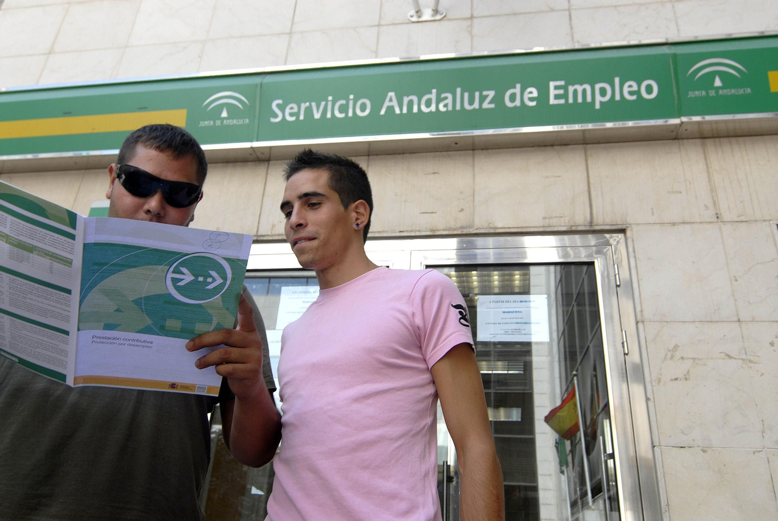 Jóvenes a la espera de encontrar trabajo a las puertas del Servicio Andaluz de Empleo.