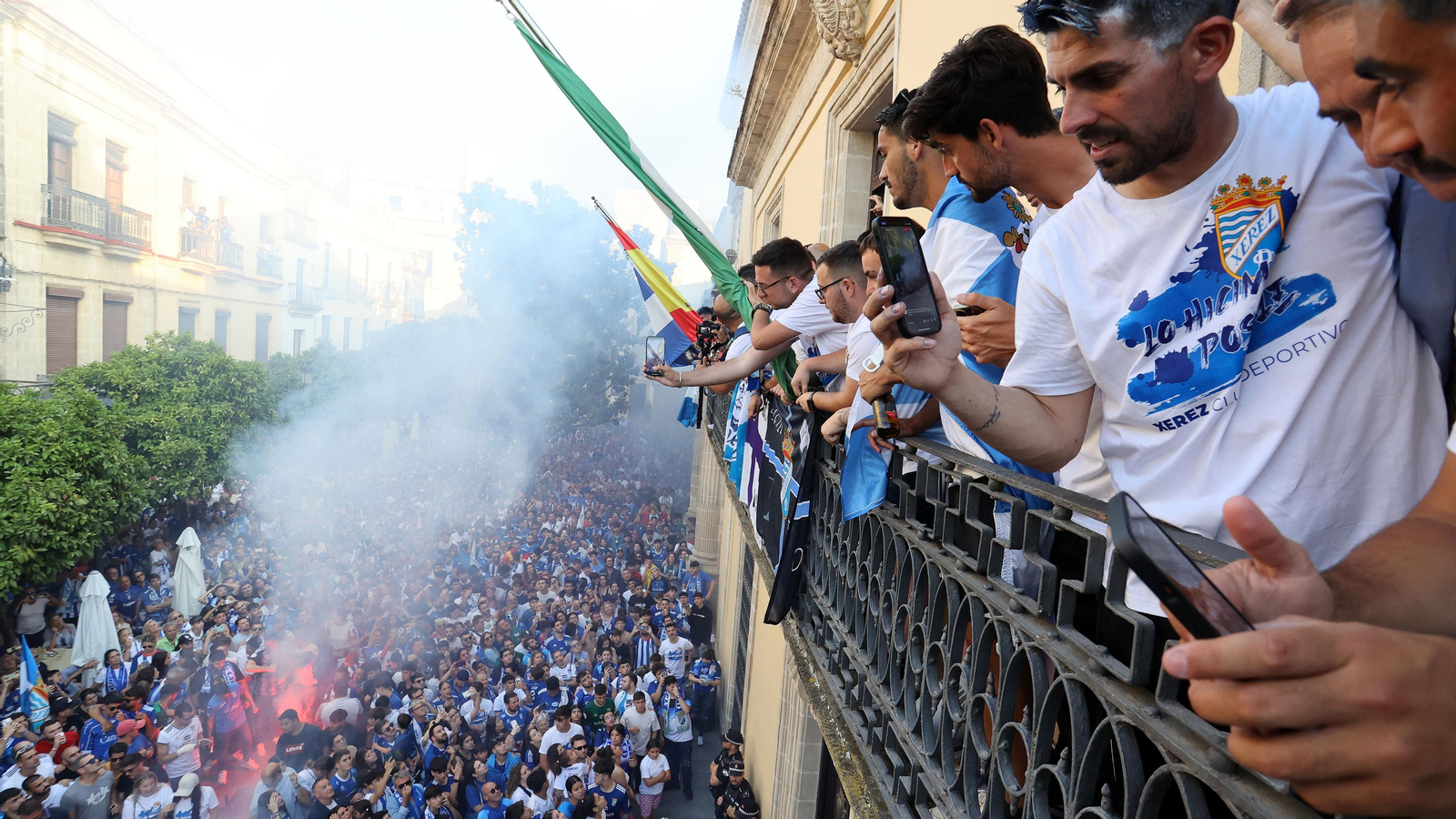 Baño de masas del Xerez CD en Jerez por su ascenso
