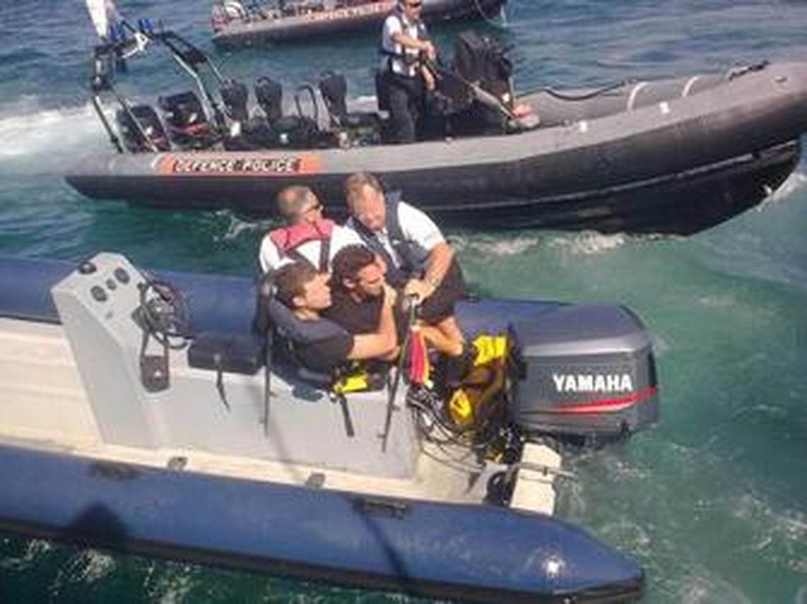 Tres policías gibraltareños sujetan a Raúl Tabarés en su barca, en septiembre de 2010.