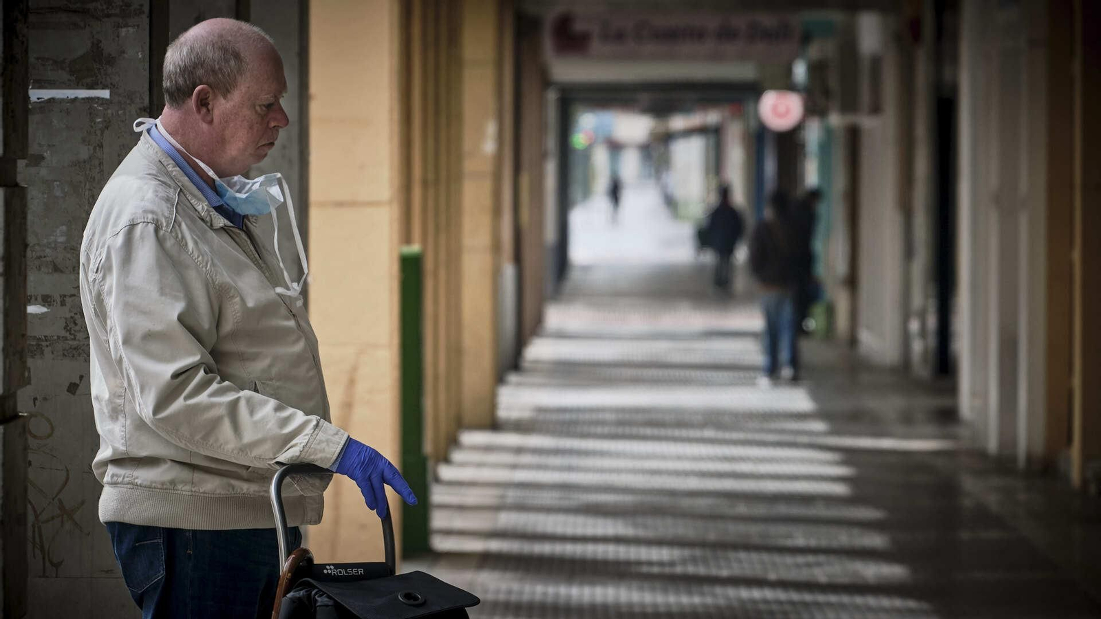 Un hombre espera para entrar en un establecimiento de la Avenida