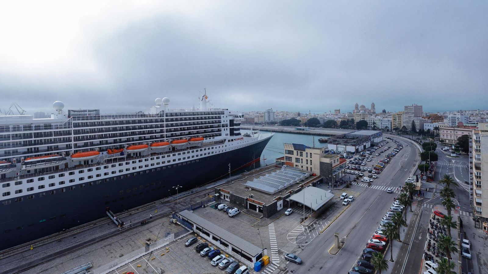 El Queen Mary 2 siempre dejan imágenes espectaculares por el propio diseño de este crucero de la naviera Cunard Line