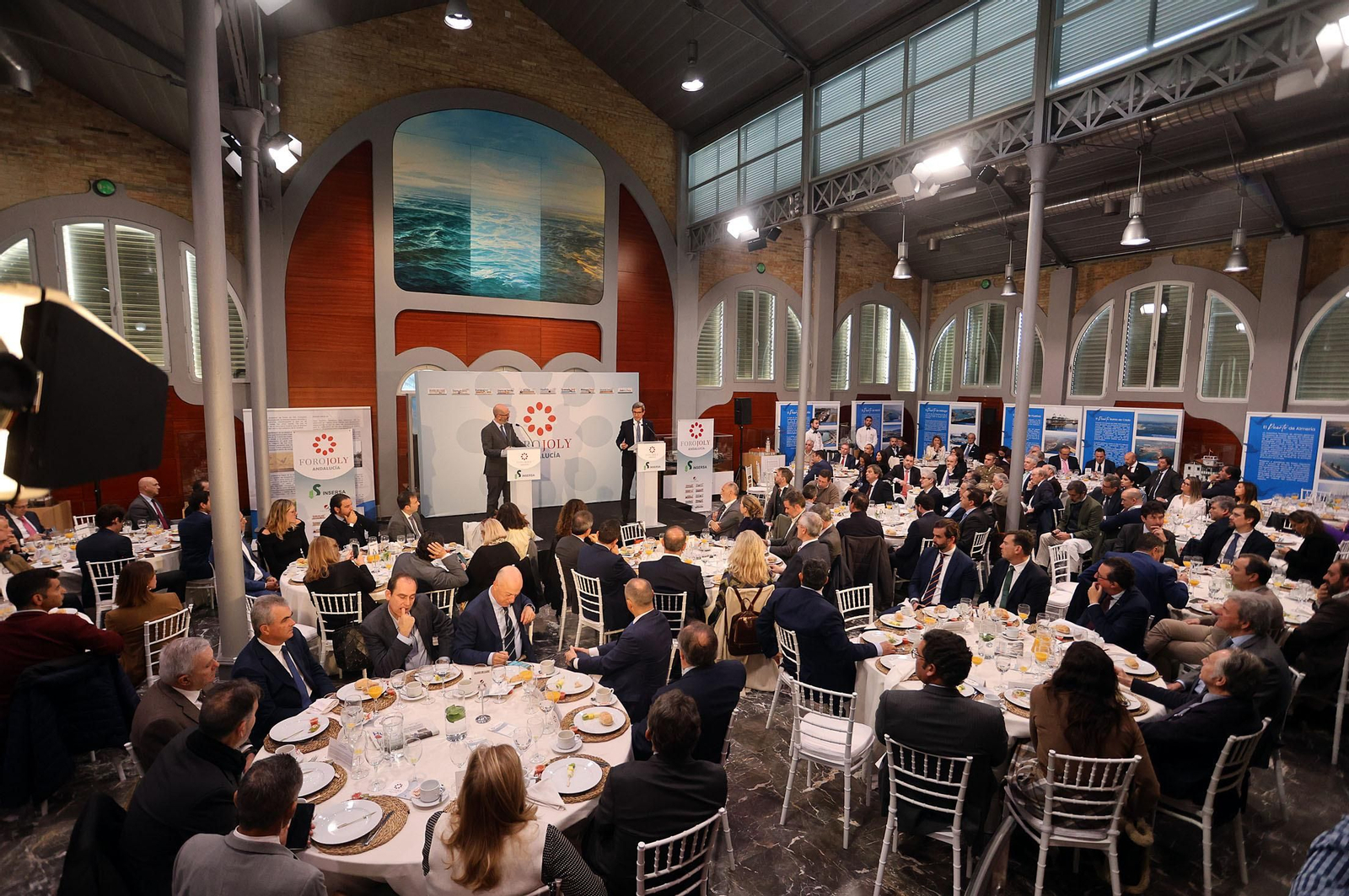 Imágenes de las mesas de invitados al Foro Joly Andalucía
