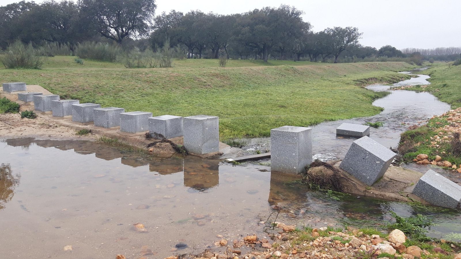 Esos bloques nos ayudan a cruzar los arroyos si van crecidos. Algunas veces están un poco mal.