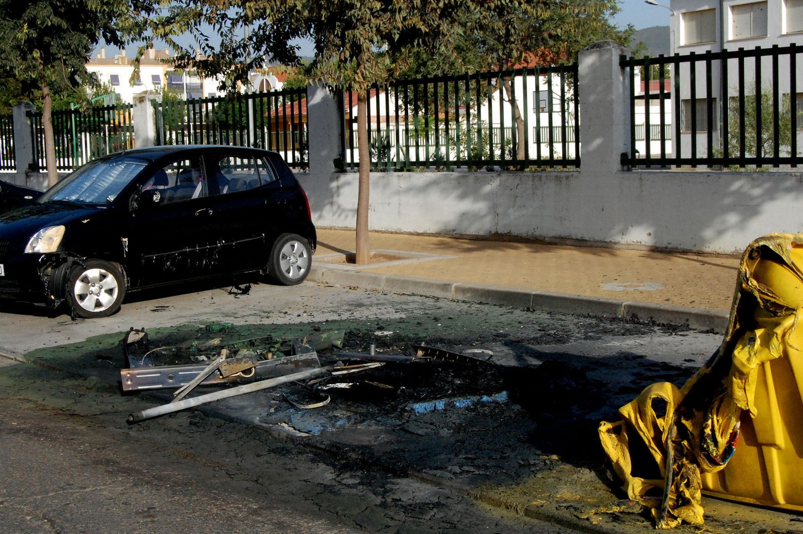 Contenedor quemado en Miralbaida.