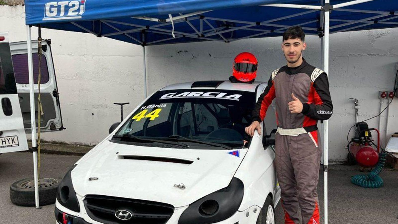El piloto almeriense posa junto a su Hyundai Getz antes de subirse a él para competir.