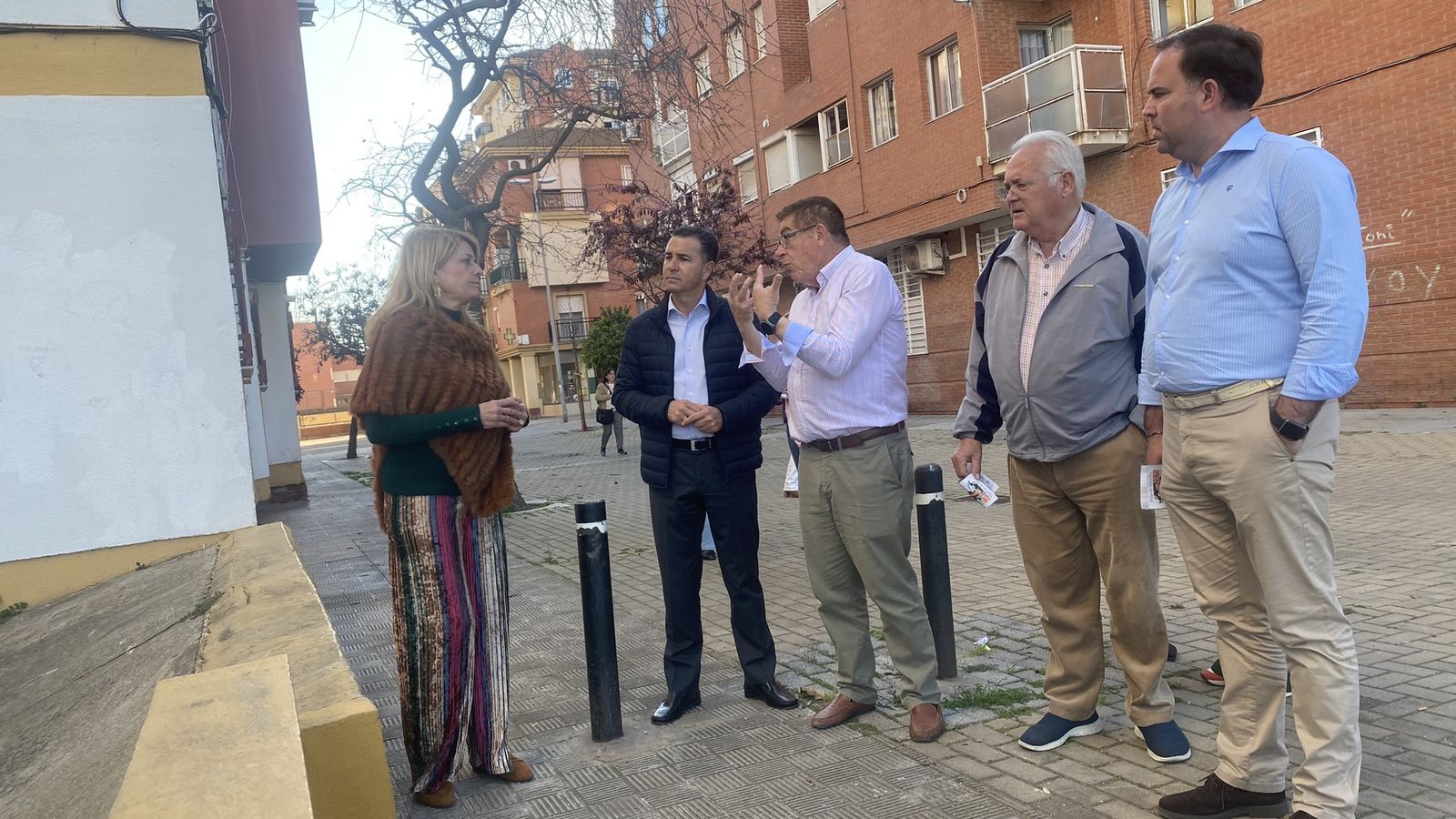 Pilar Miranda con los vecinos de Nuevo Parque.