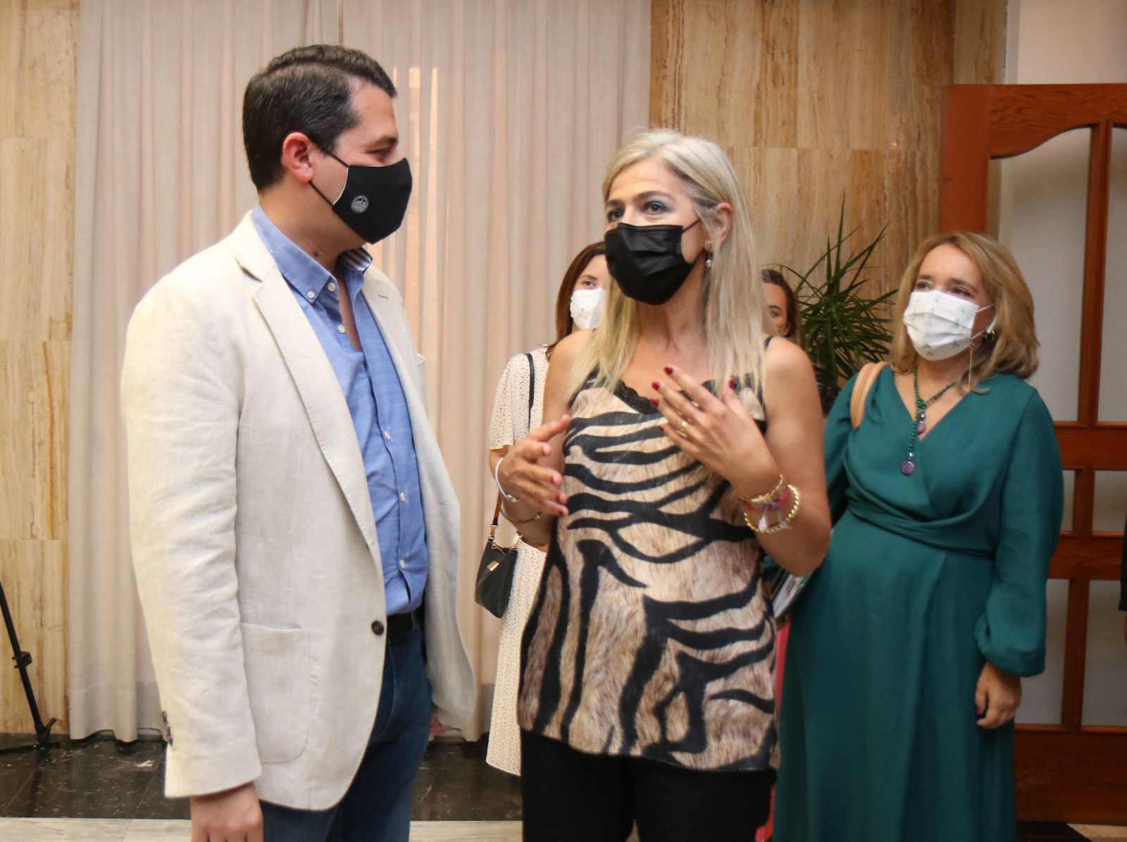 José María Bellido y Patricia del Pozo tras su encuentro en Córdoba.