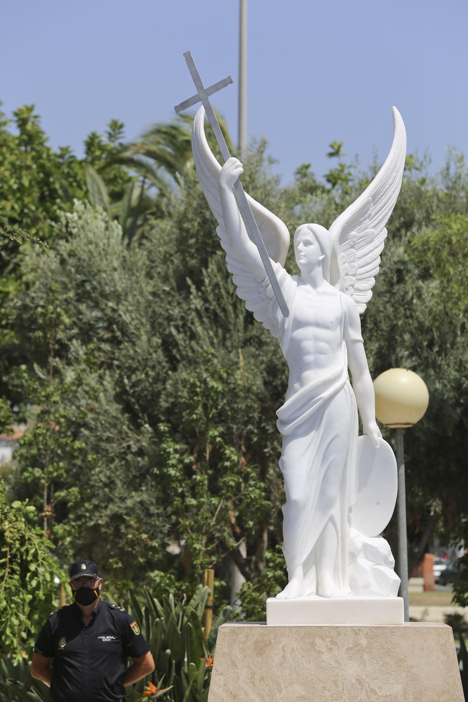 Fotos de la escultura que rinde homenaje a los policías fallecidos en Málaga