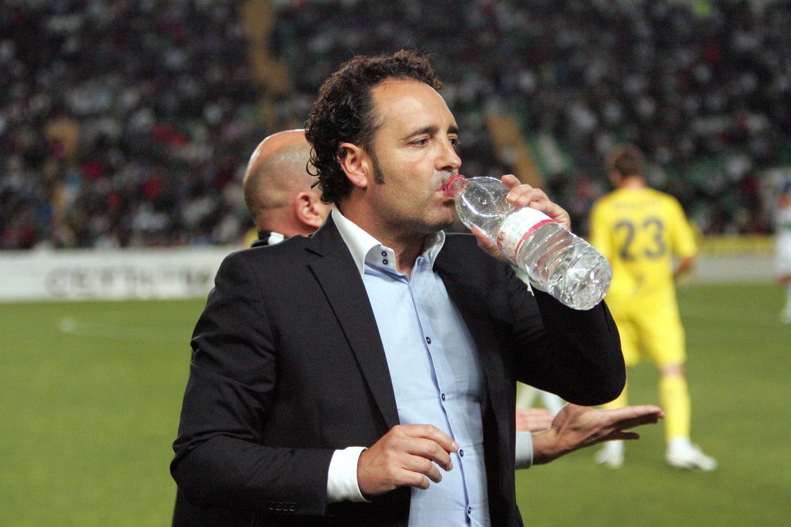 Bordalás bebe agua durante un partido