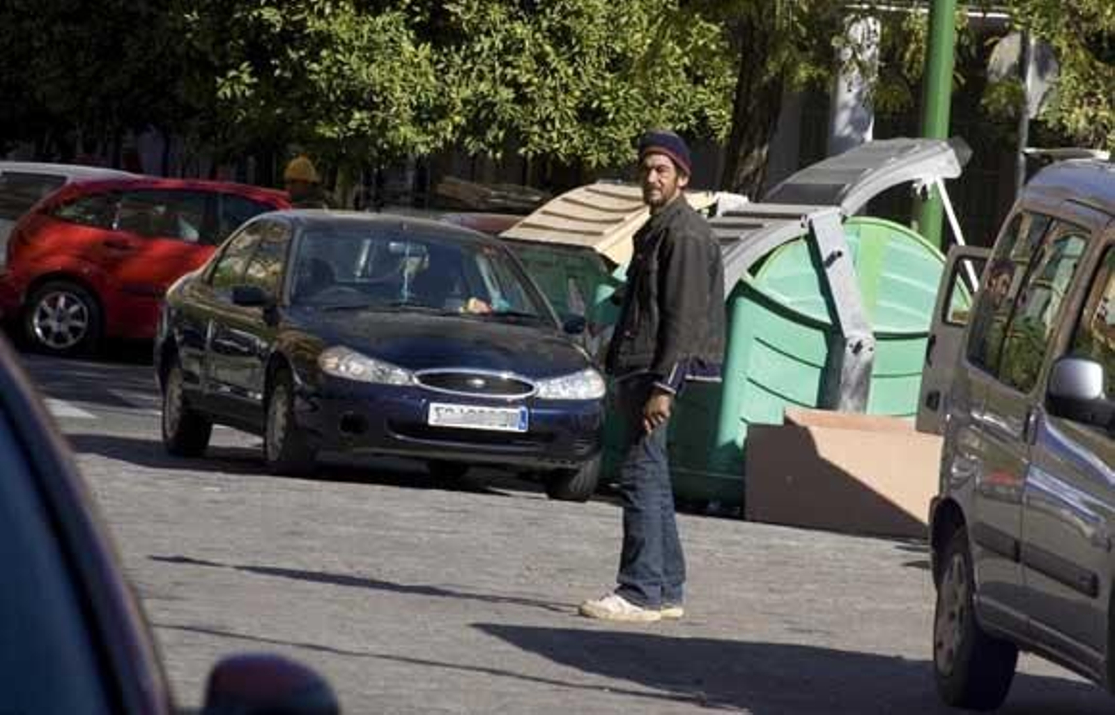 La presión de los comerciantes lleva a la Policía a expulsar de la Plaza de la Gavidia a los 'gorrillas' conflictivos