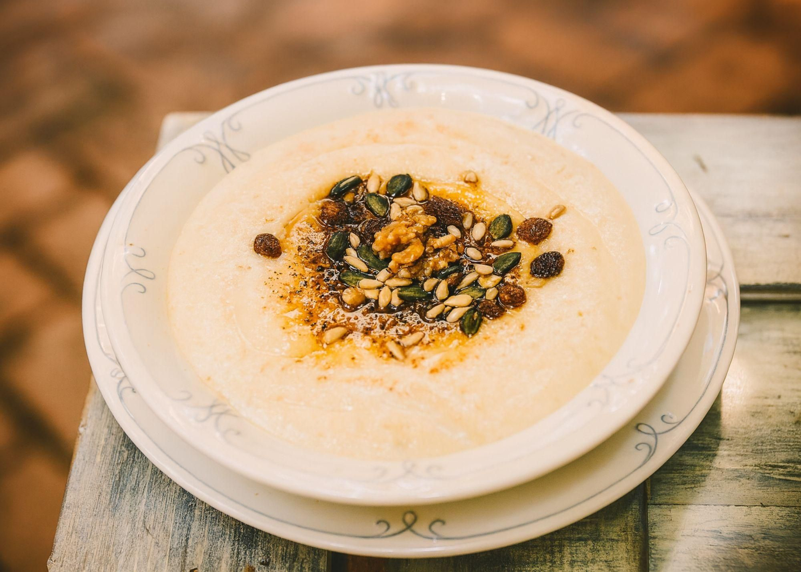 El patio de Córdoba donde es primavera todo el año, tiene galería de arte propia y se come de lujo