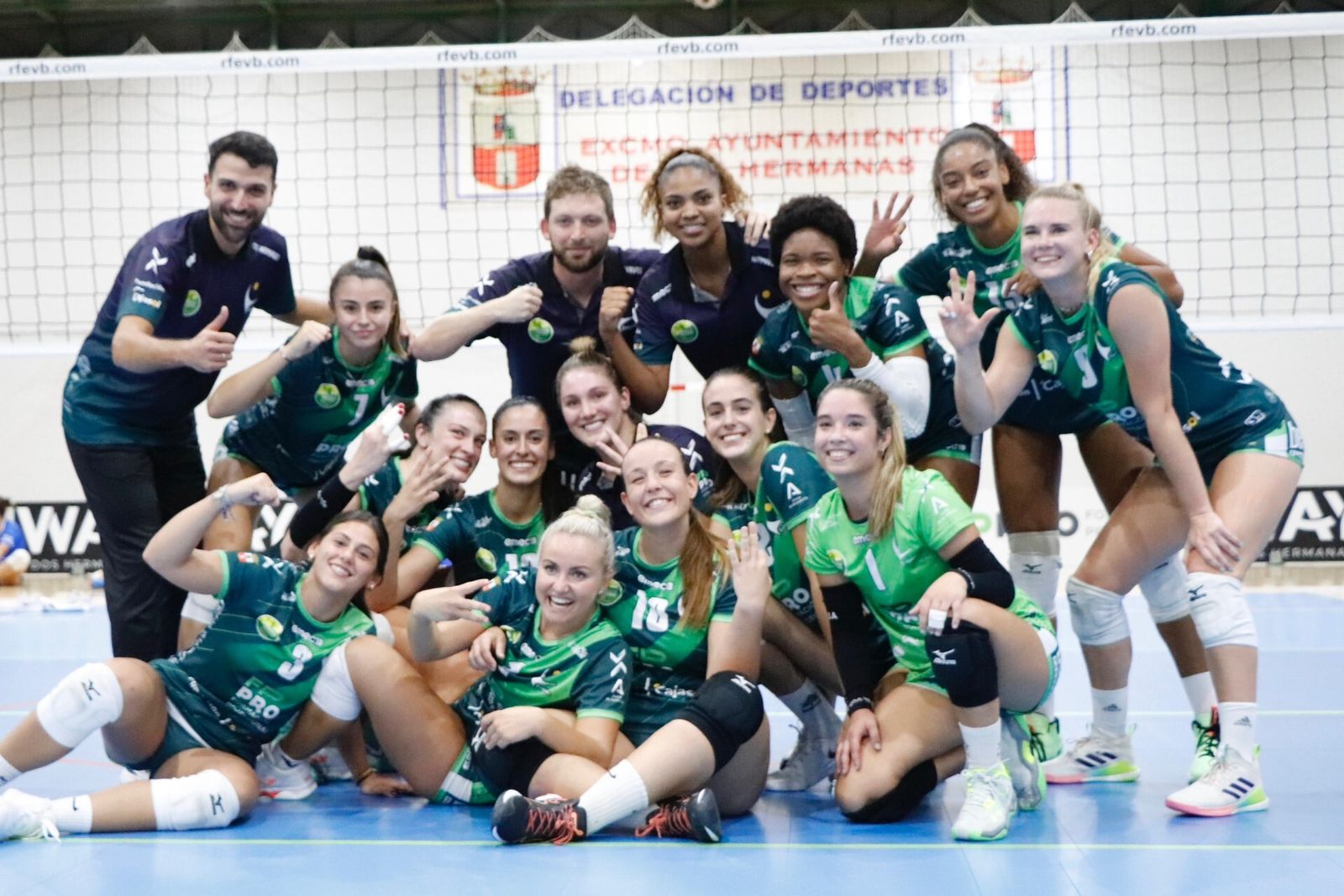 Foto de familia de la plantilla del FP Pro Voley Andalucía.