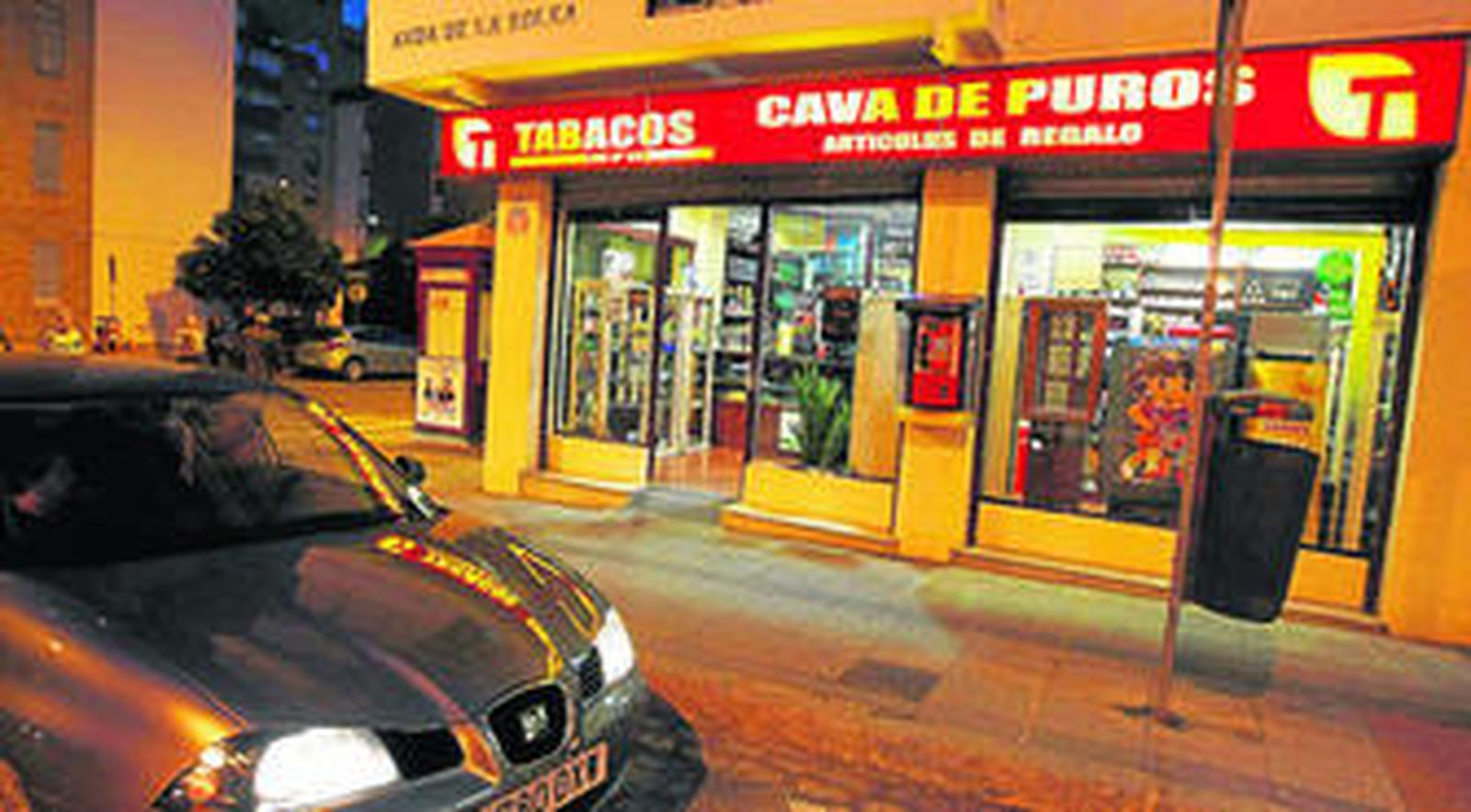 Imagen de la expendeduría número 23, en la avenida de la Soleá, captada ayer por la noche.