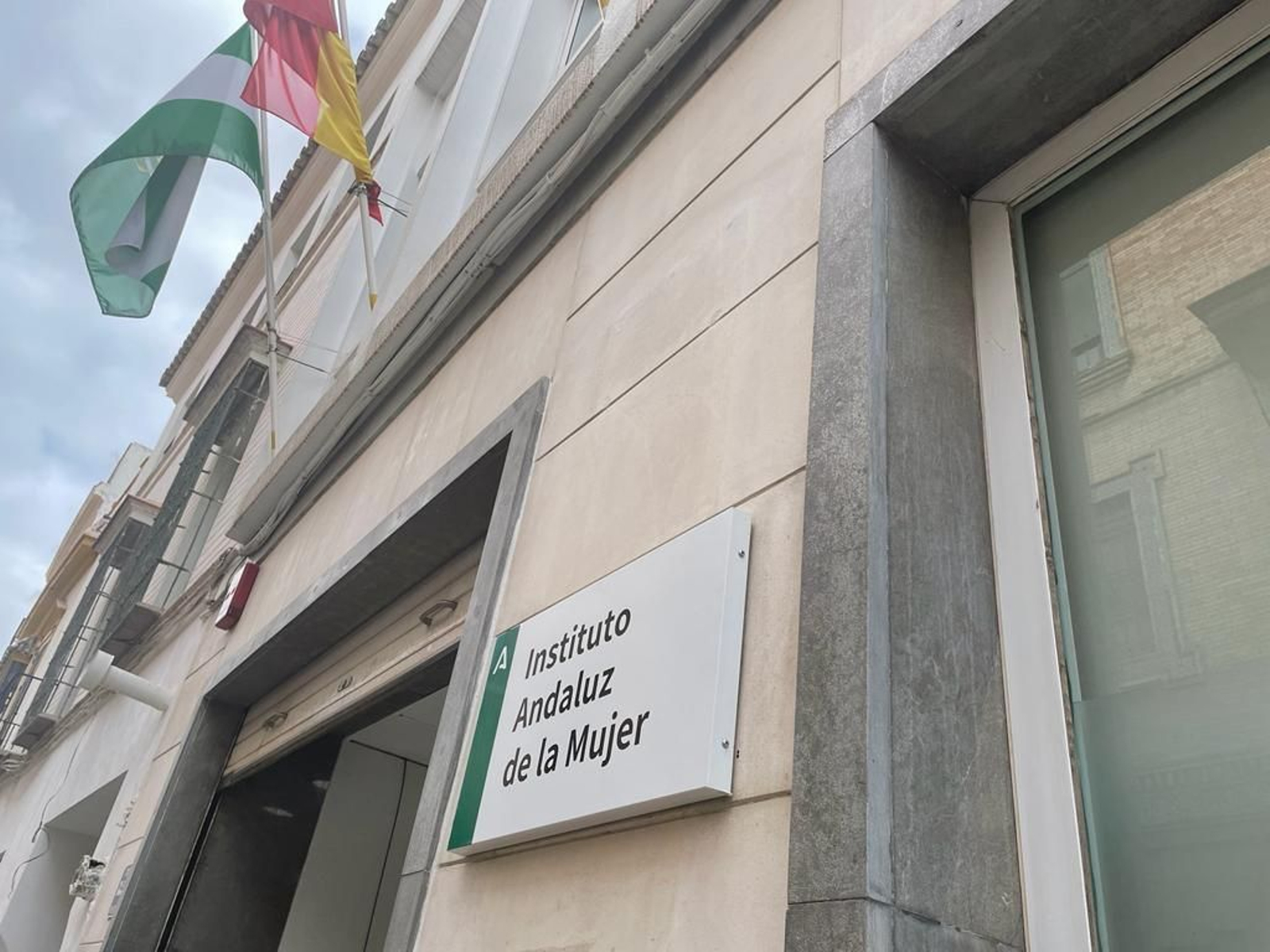 Fachada del IAM en Huelva.