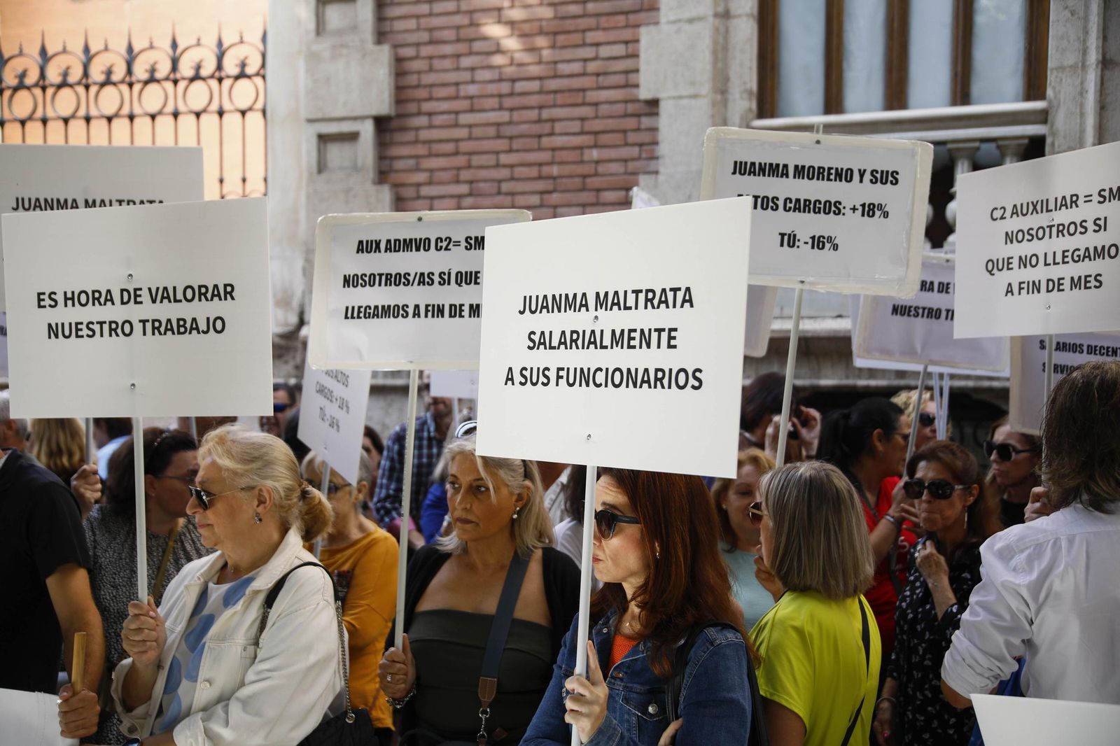 Las imágenes de la concentra para reclamar mejoras laborales para el personal funcionario de la Junta de Andalucía en Almería